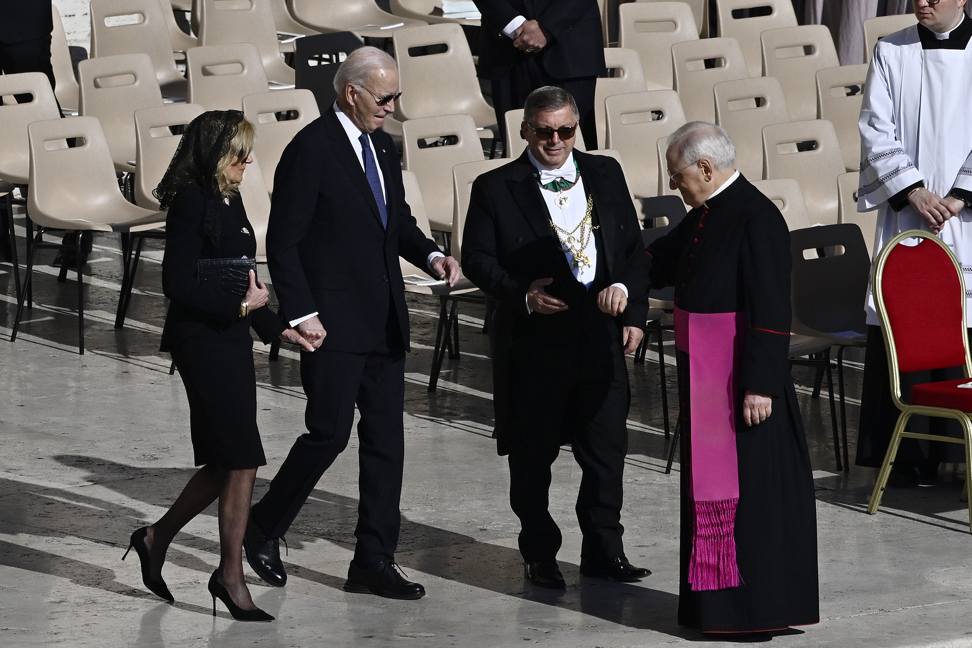 Der ehemalige US-Präsident und die First Lady Joe Biden und Jill Biden kommen zur Beerdigung von Papst Franziskus auf dem Petersplatz am 26. April 2025 in der Vatikanstadt. | Quelle: Getty Images