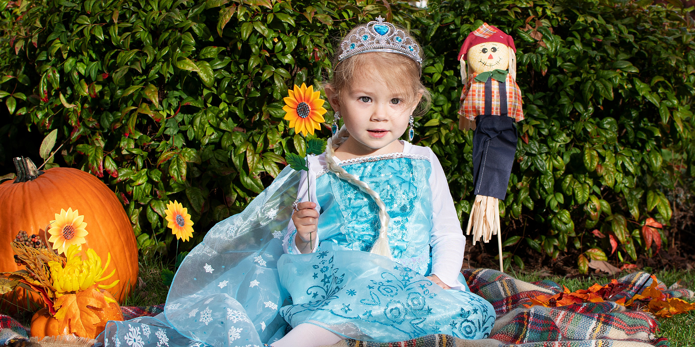 Ein kleines Mädchen, das sich für Halloween verkleidet hat | Quelle: Shutterstock