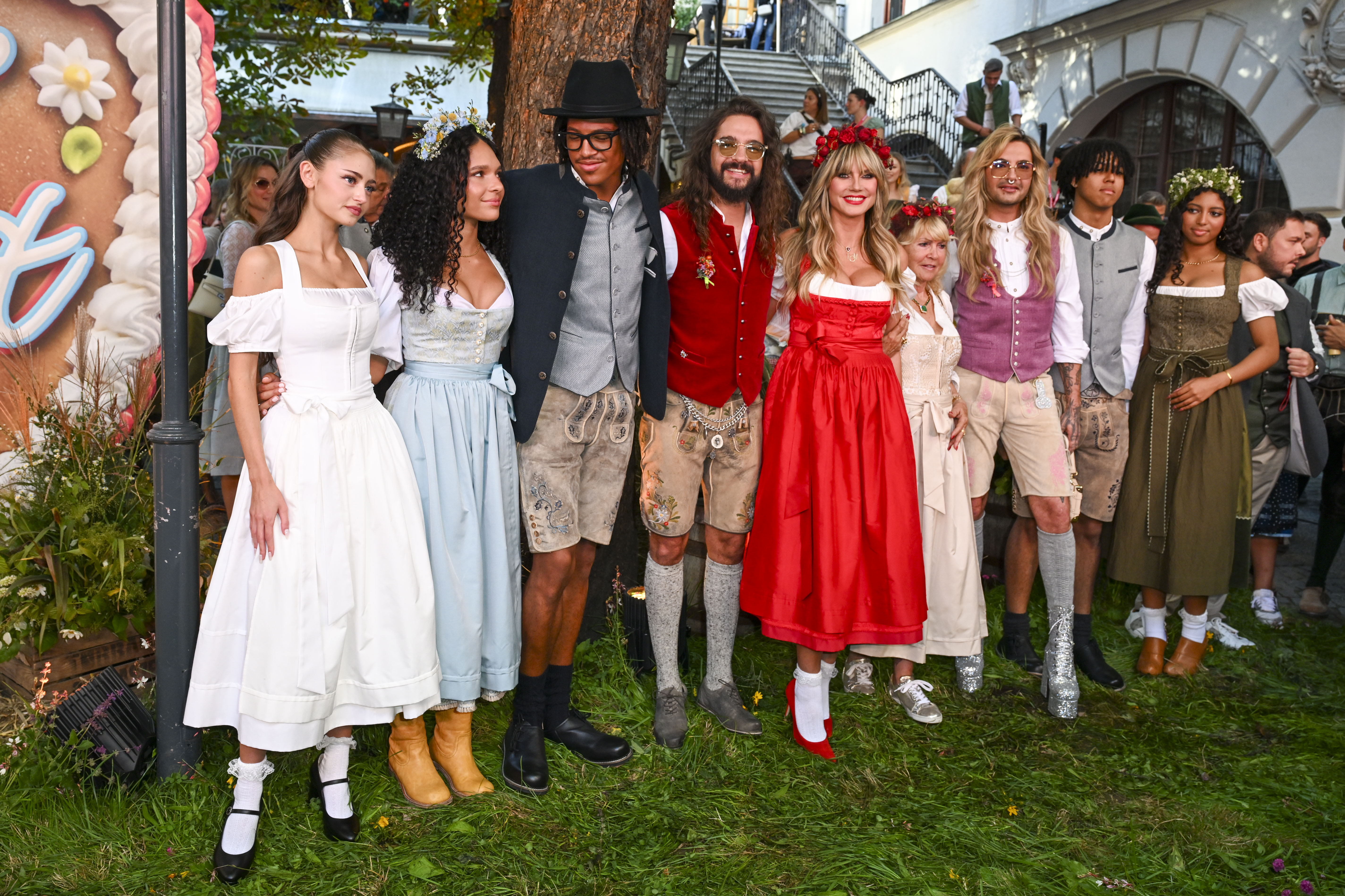 Leni Klum, Kayla Betulius, Henry Samuel, Tom Kaulitz, Heidi Klum, Erna Klum, Bill Kaulitz, Johan Samuel und Lou Klum auf dem roten Teppich für "Heidifest By Heidi Klum" im Hofbräuhaus München am 18. September 2025 in München, Deutschland. | Quelle: Getty Images