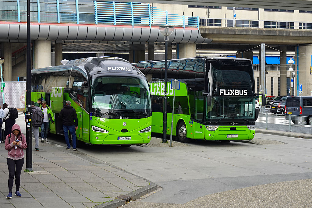 Fahrgäste warten und besteigen FlixBus-Busse am Bahnhof Amsterdam Sloterdijk in Amsterdam, Niederlande, am 10. September 2025. | Quelle: Getty Images