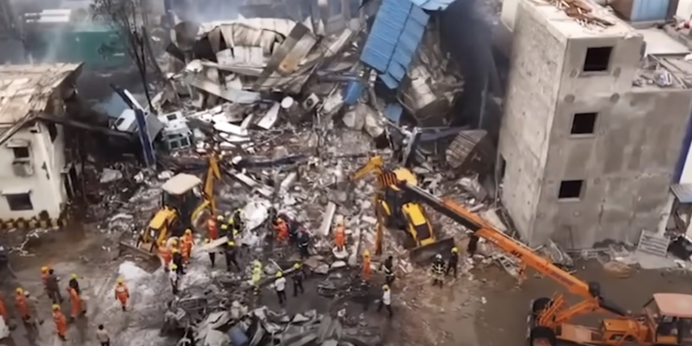 Rettungskräfte durchsuchen Trümmer nach Explosion in Telangana | Quelle: YouTube/indiatoday