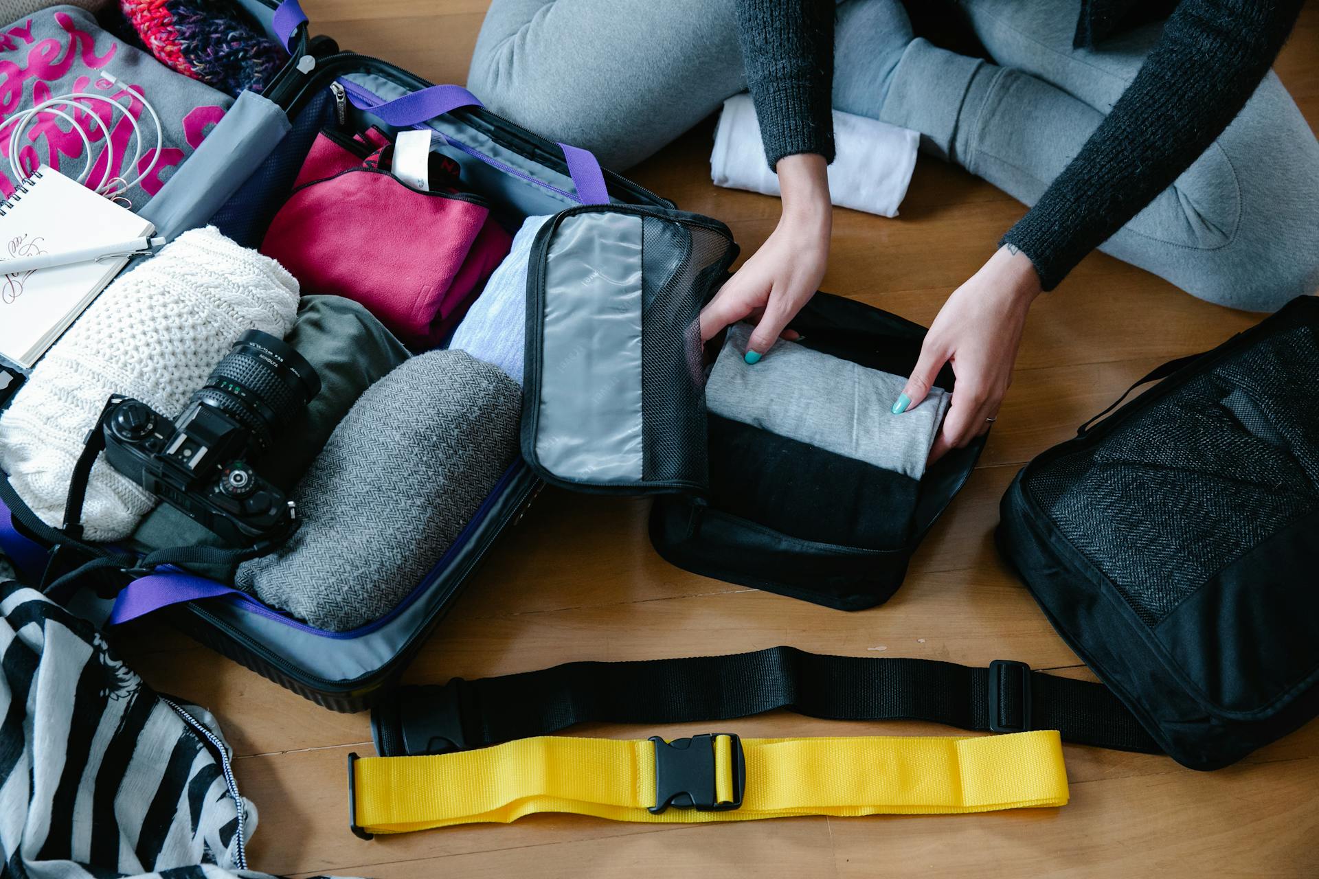 Eine Frau packt Kleidung | Quelle: Pexels