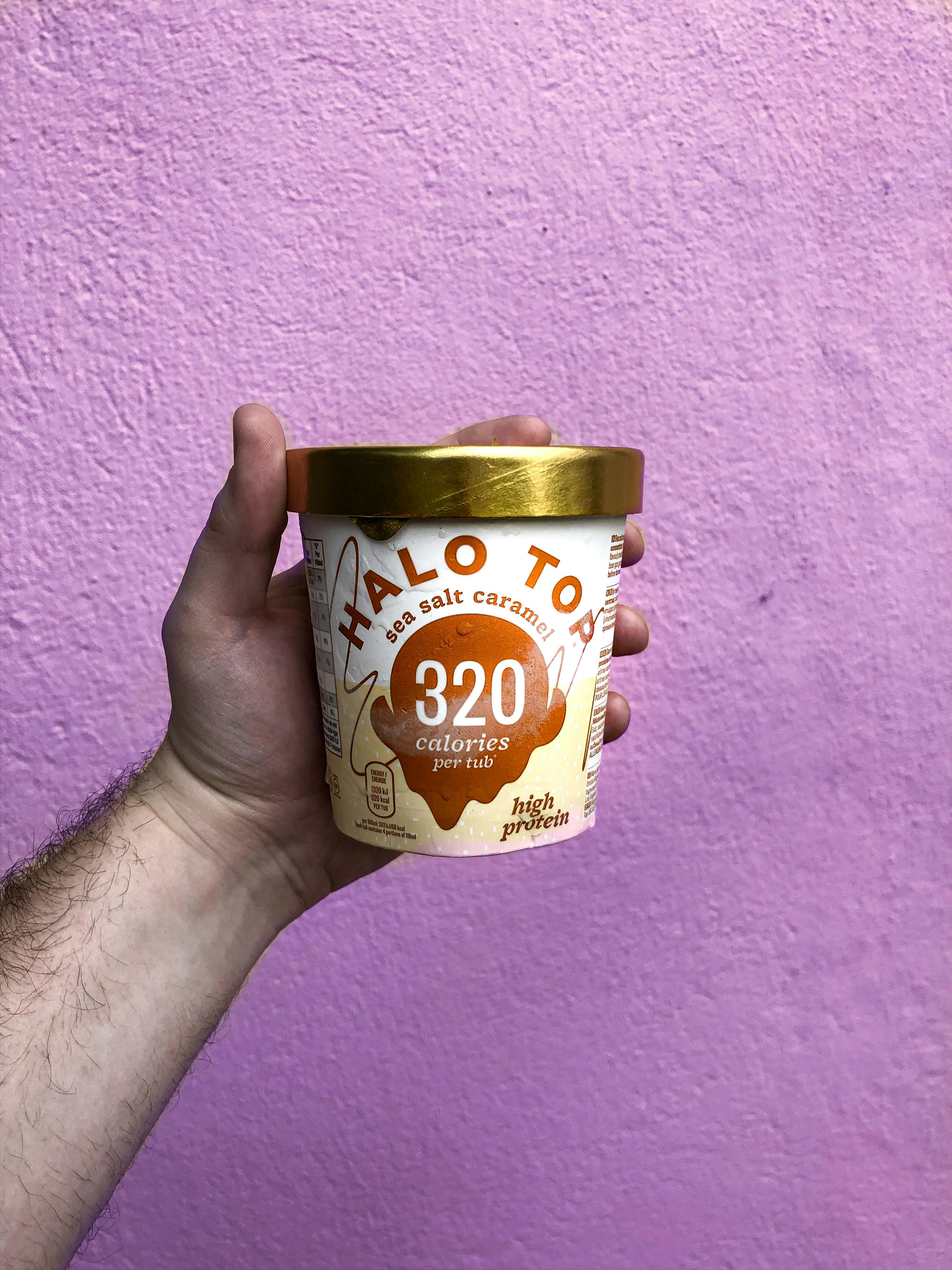 Ein Mann hält einen Behälter mit Eiscreme | Quelle: Pexels