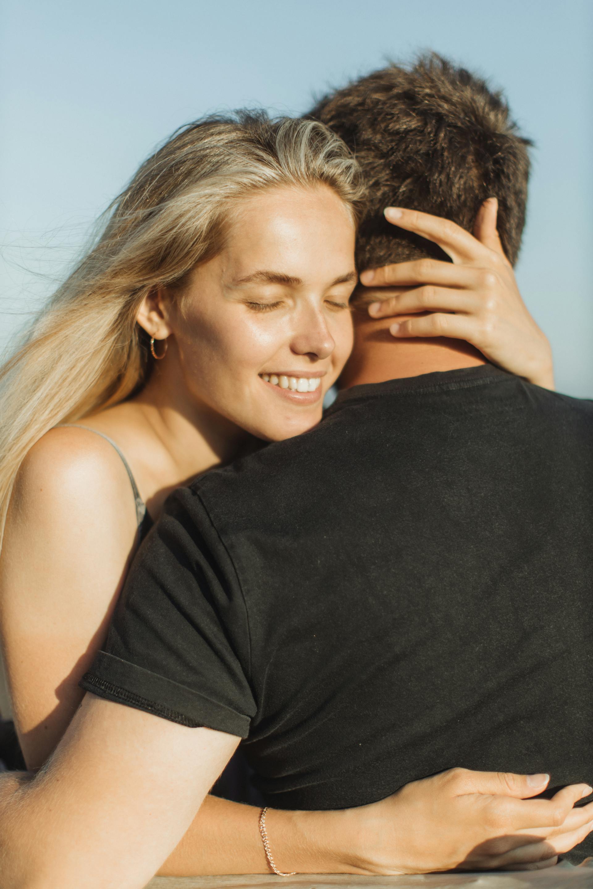 Ein sich umarmendes Paar | Quelle: Pexels