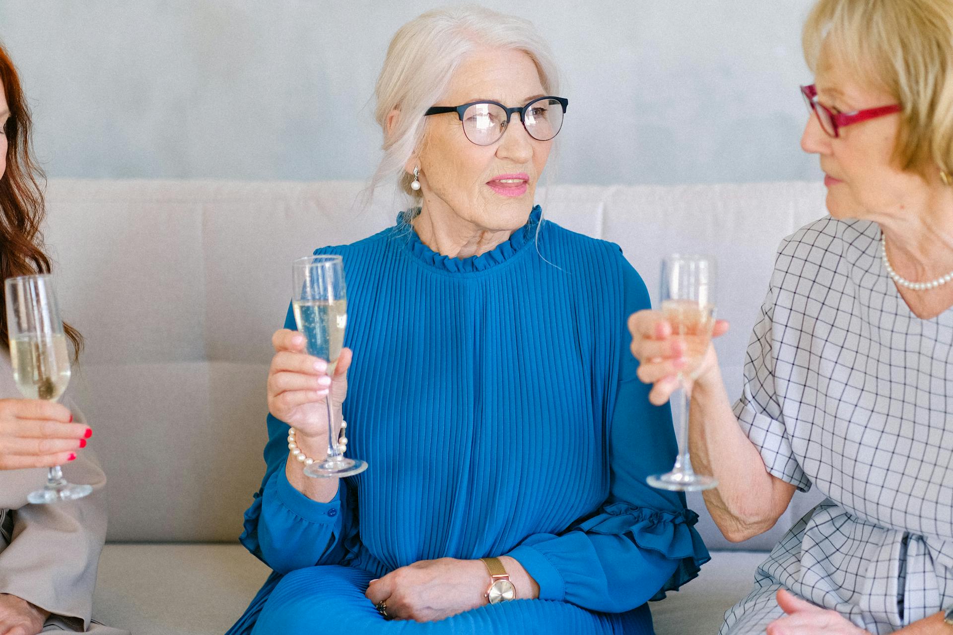 Eine Frau trinkt Champagner mit Freunden | Quelle: Pexels
