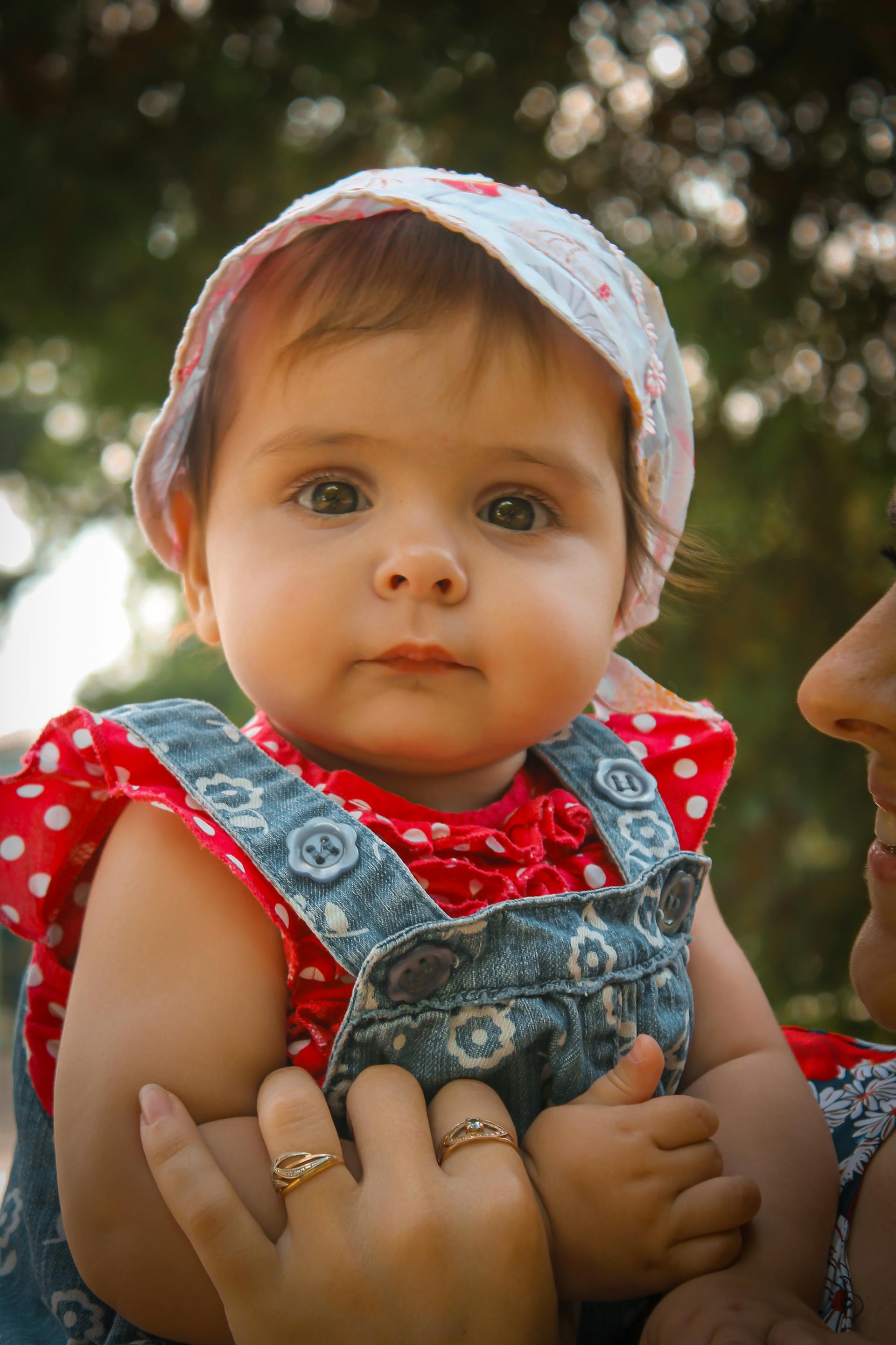 Eine Frau hält ein Baby | Quelle: Pexels