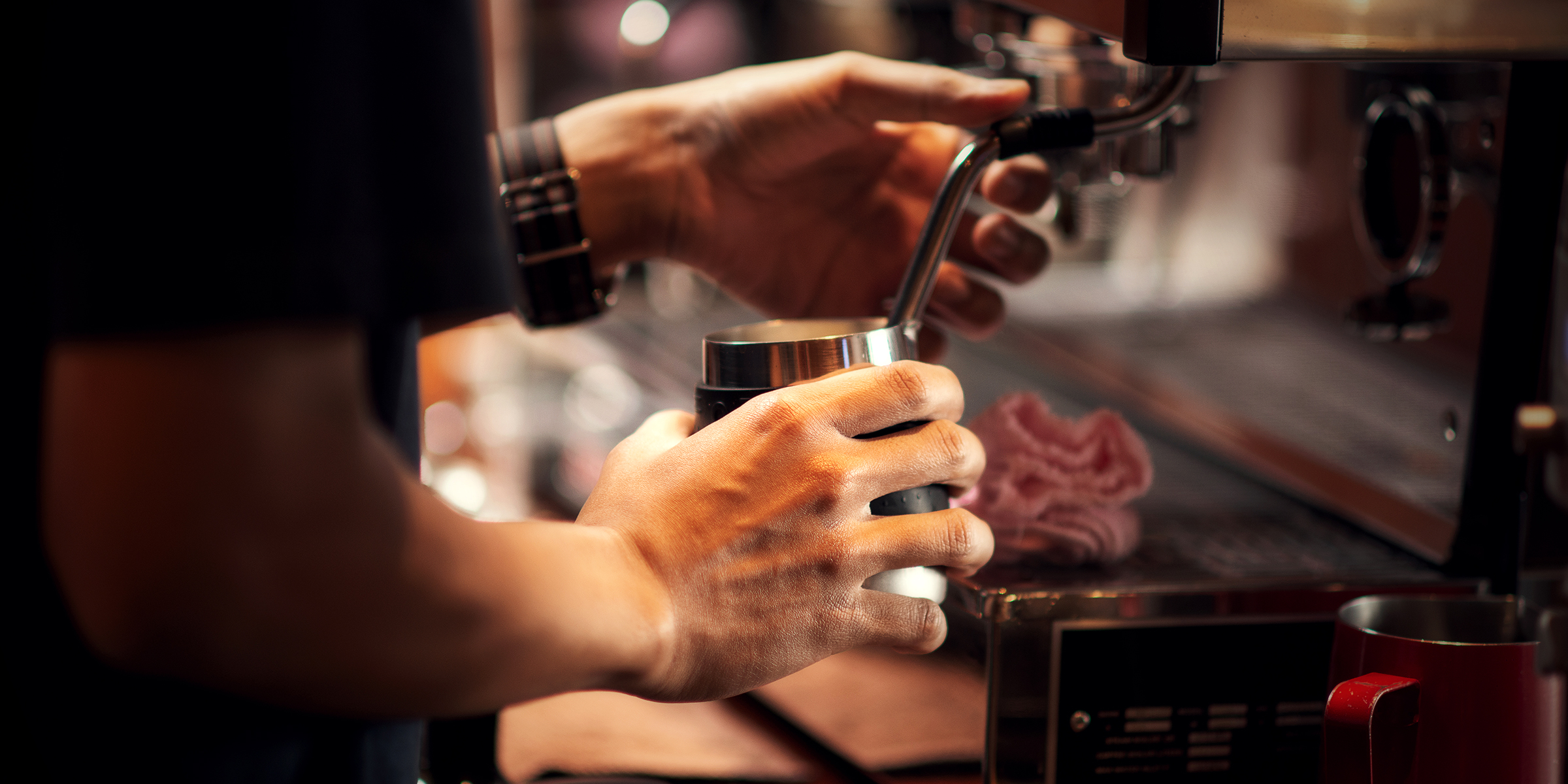 Barista bereitet Kaffee zu | Quelle: Shutterstock