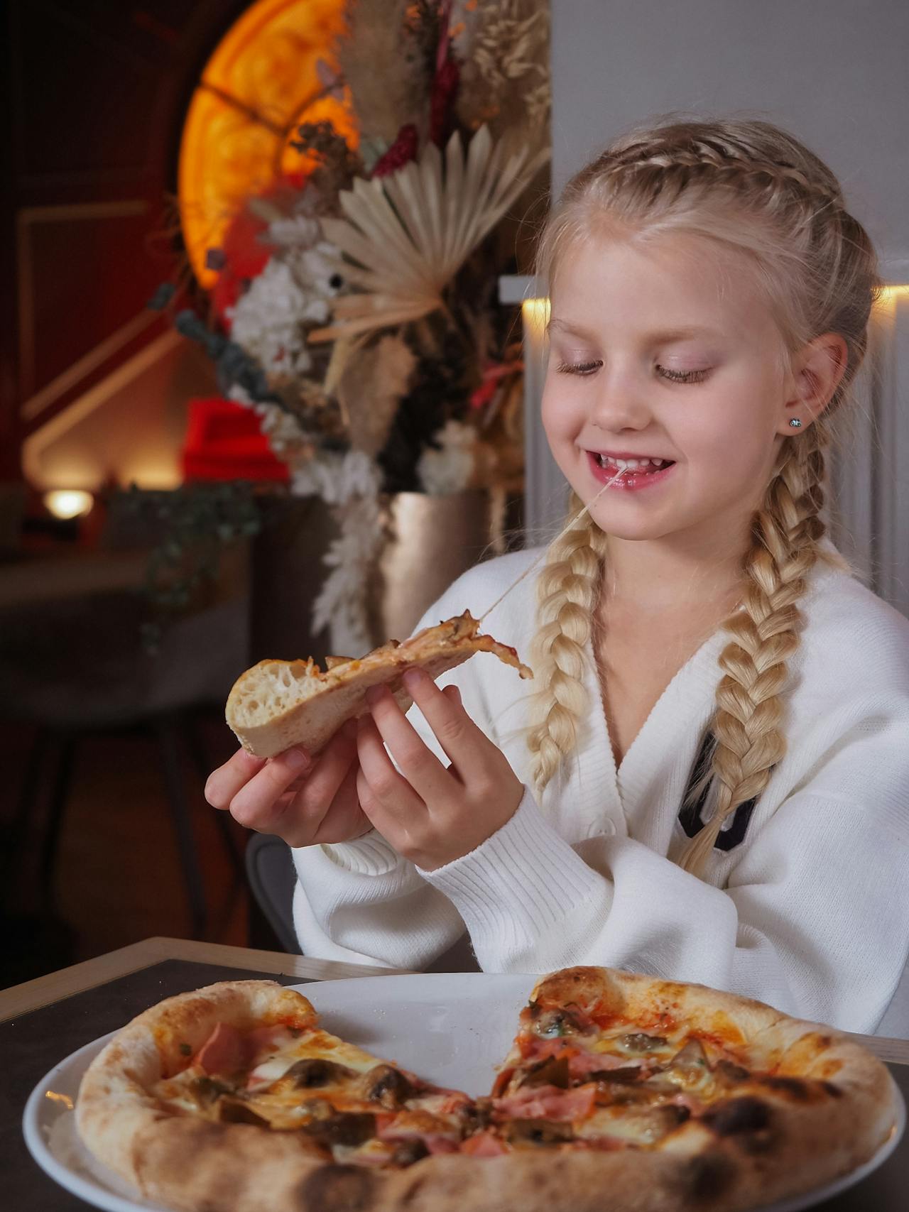 Ein Mädchen isst Pizza | Quelle: Pexels