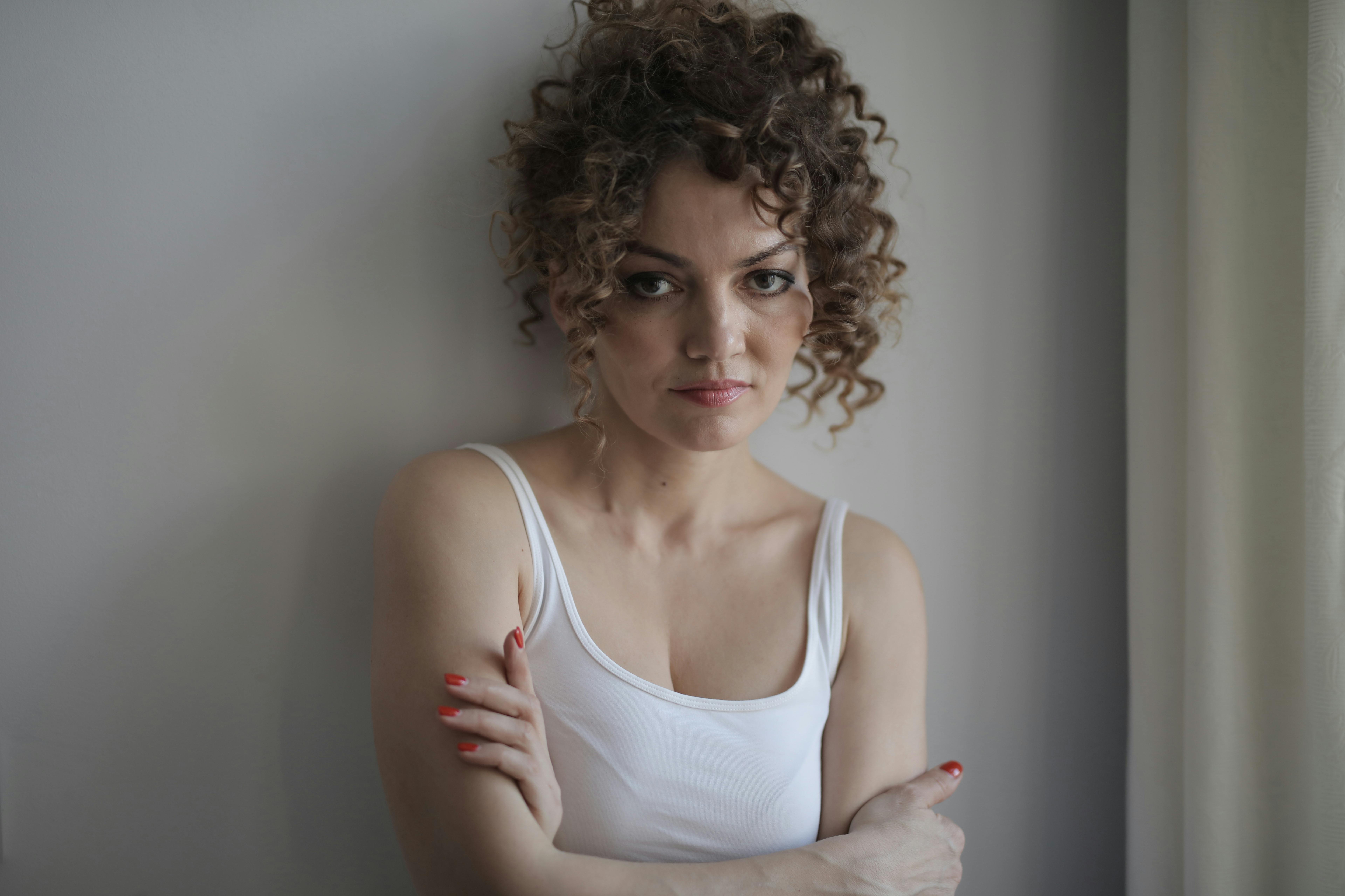 Eine aufgebrachte Frau mit verschränkten Armen | Quelle: Pexels