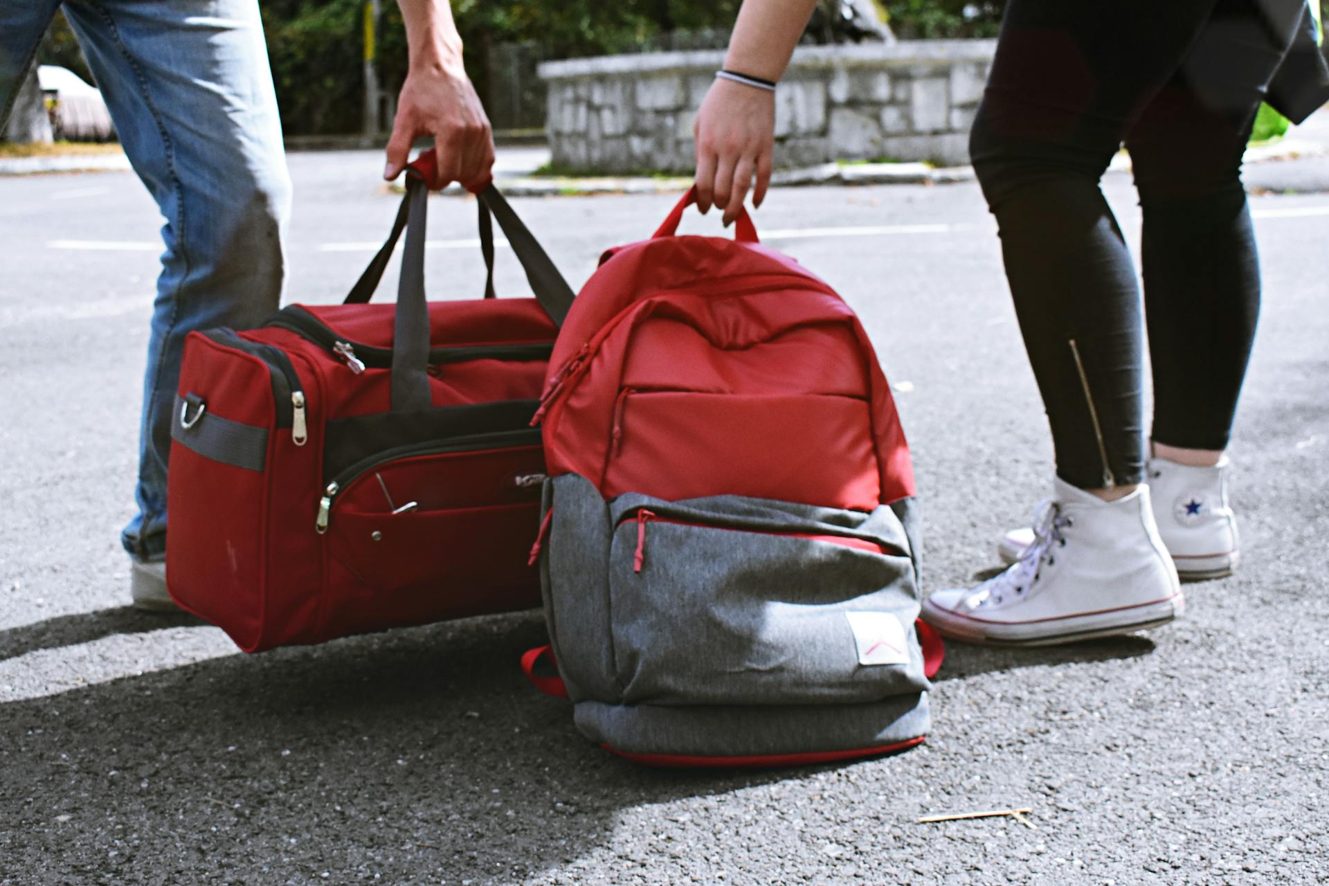 Menschen, die ihre Taschen tragen | Quelle: Pexels