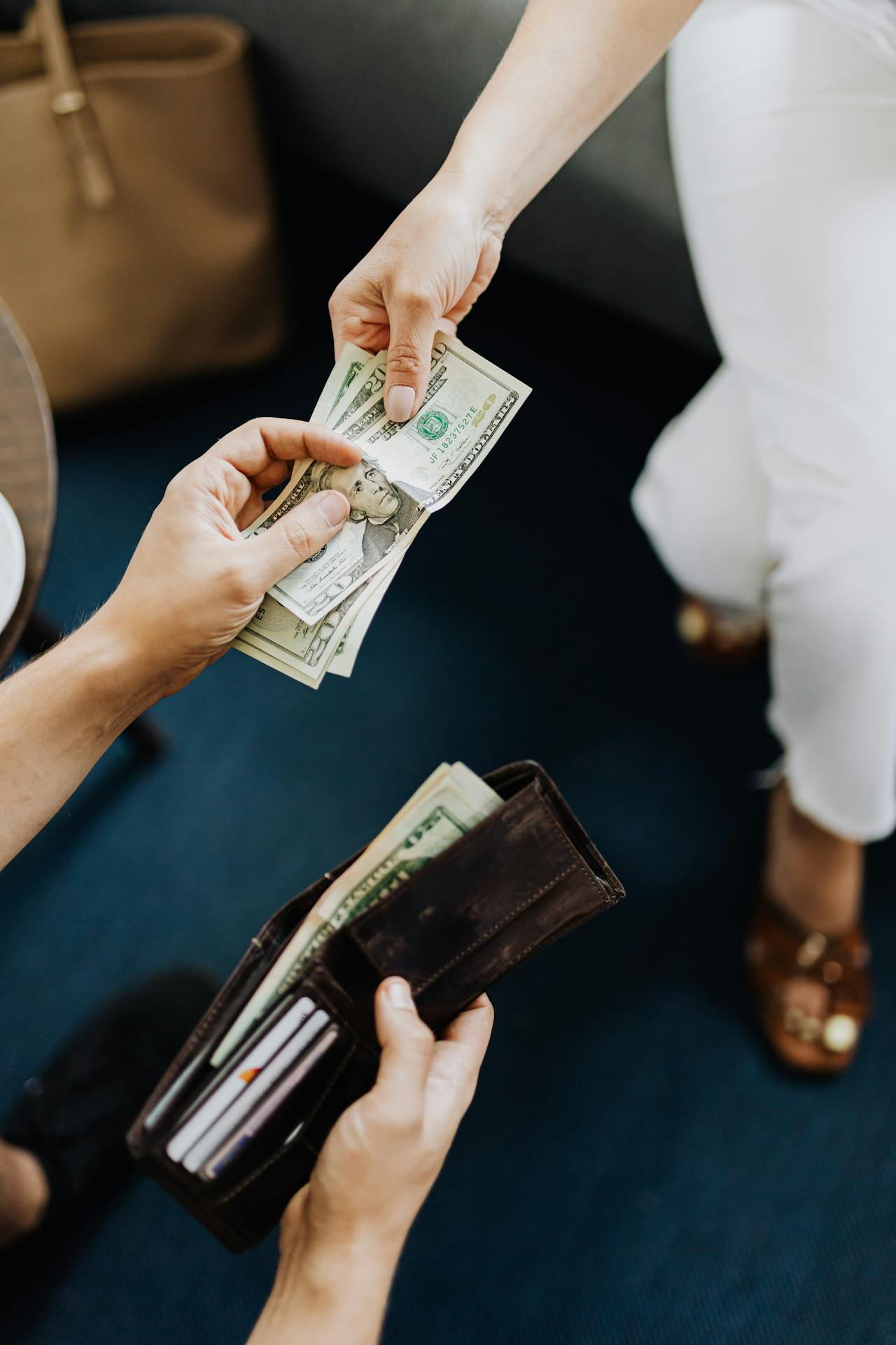 Ein Paar, das Geld spart | Quelle: Pexels