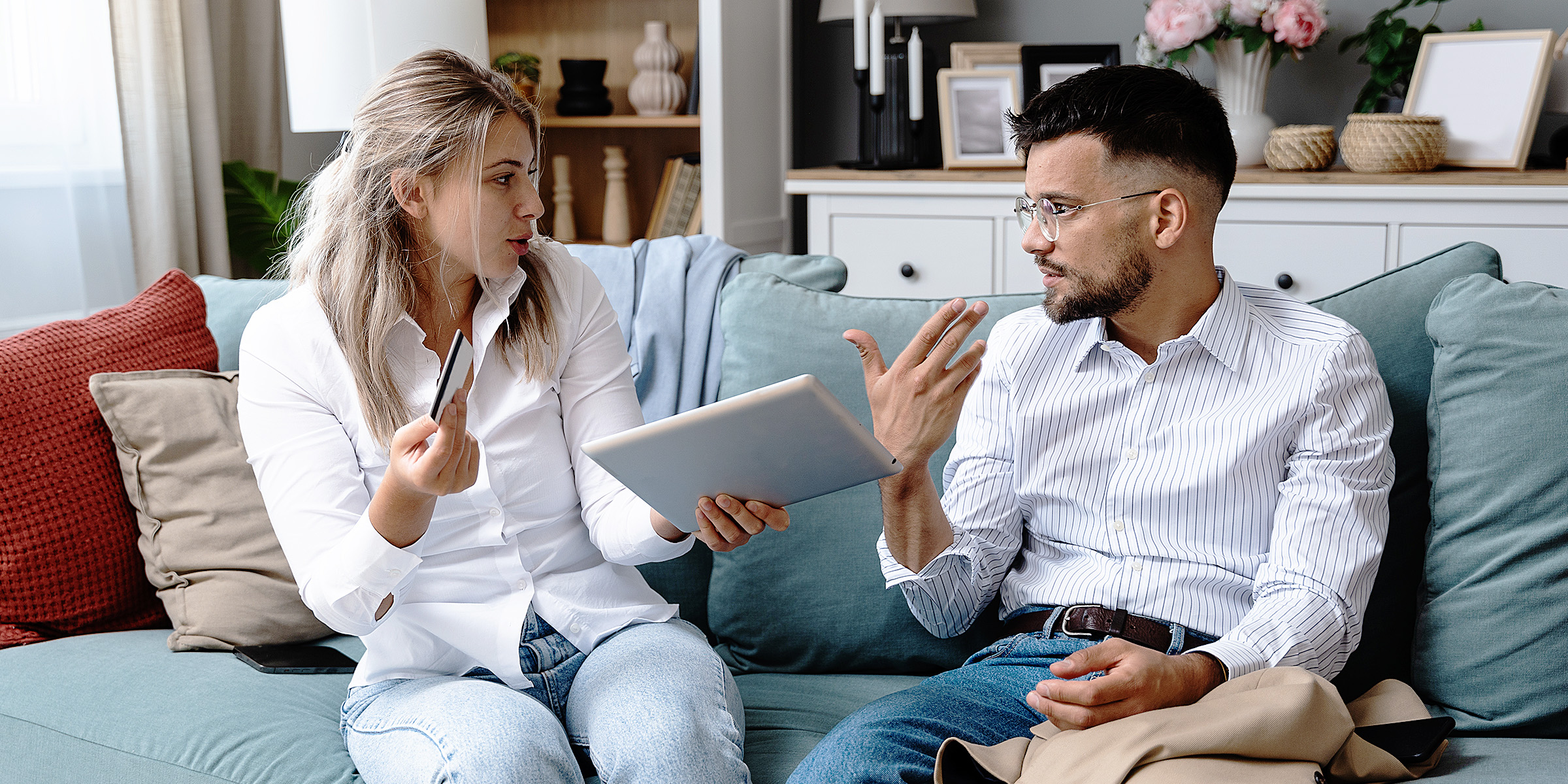 Eine Frau im Gespräch mit einem Mann | Quelle: Shutterstock