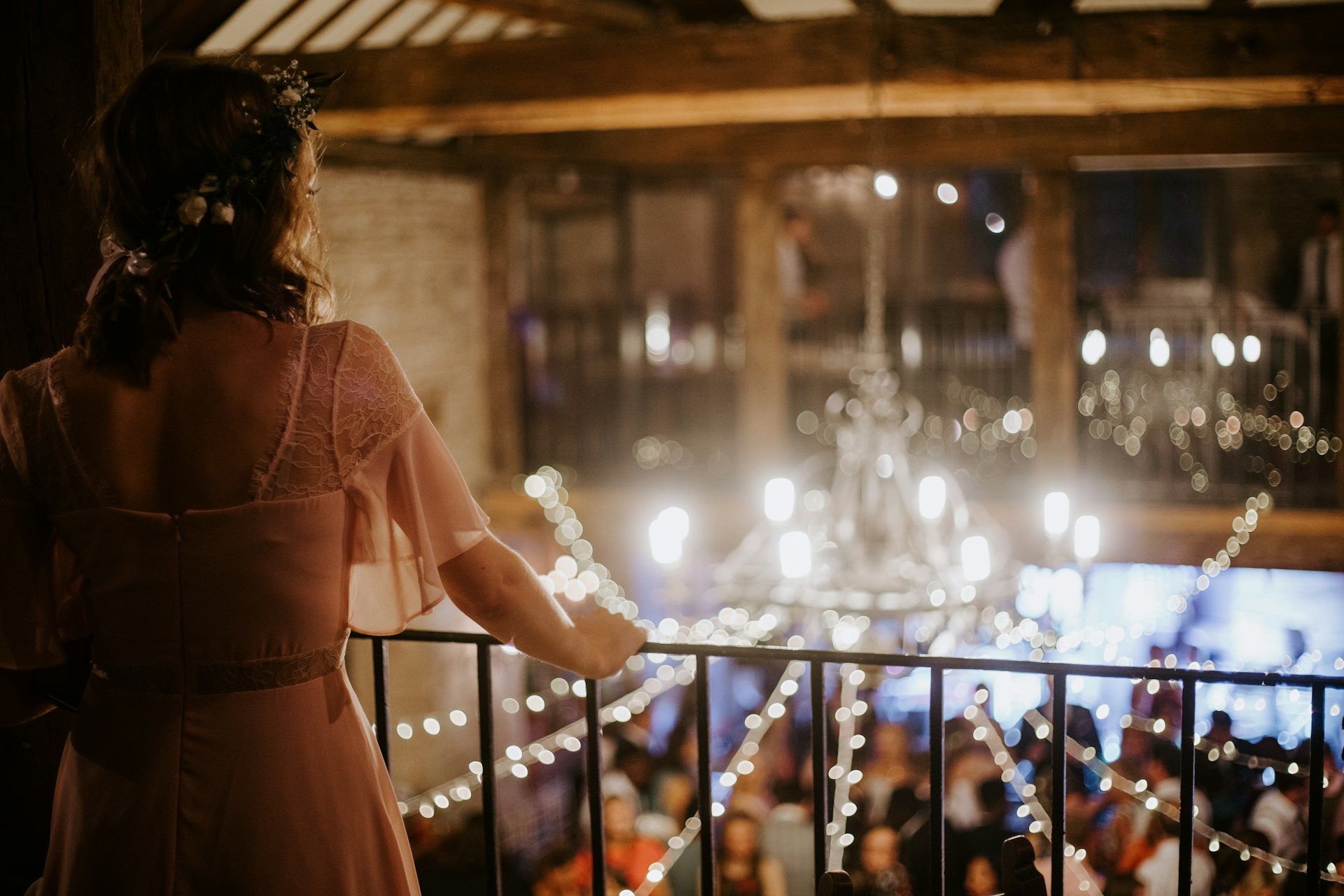 Eine Frau in einer Hochzeitslocation | Quelle: Unsplash