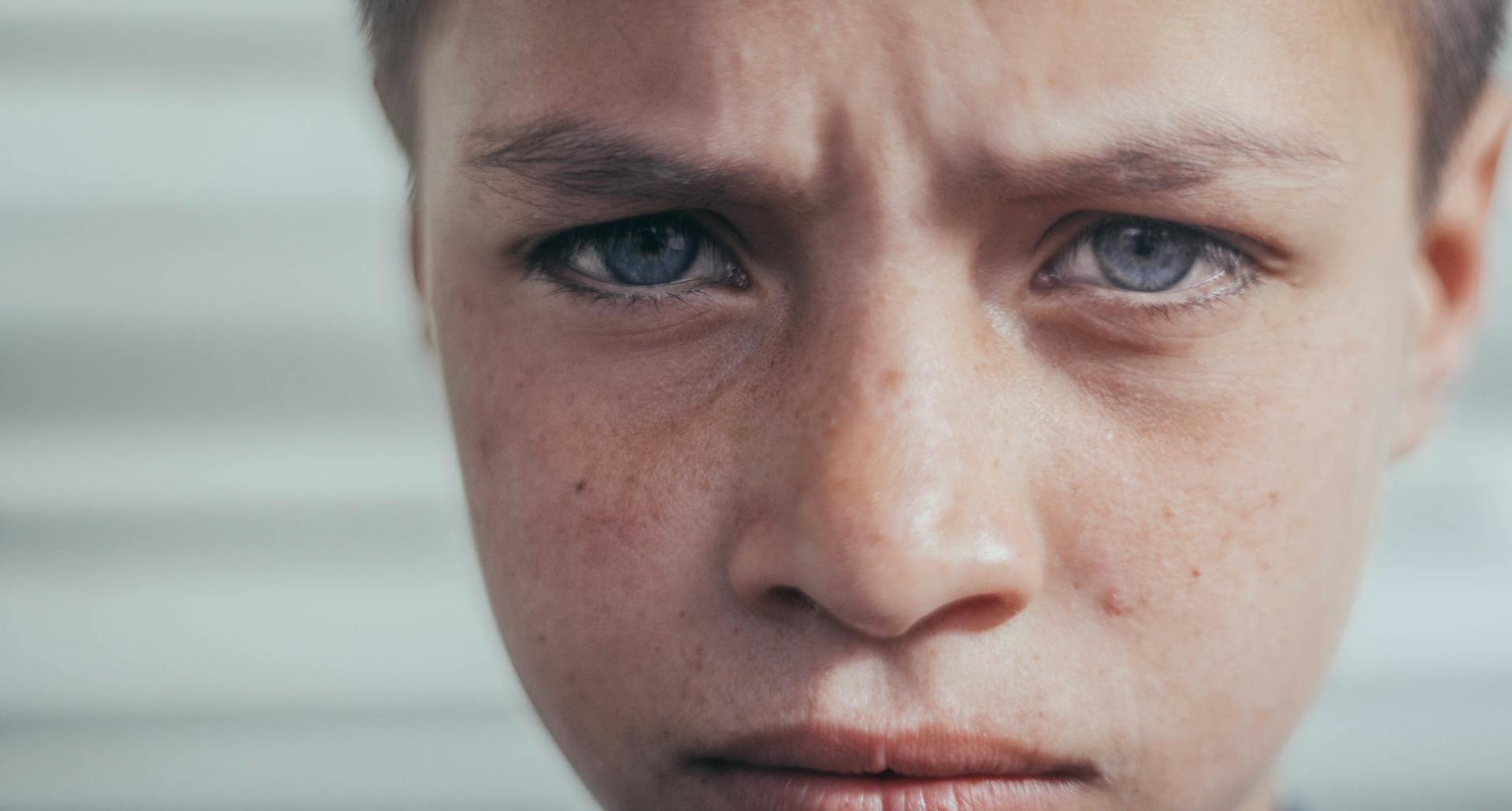Ein reumütiger Junge | Quelle: Pexels