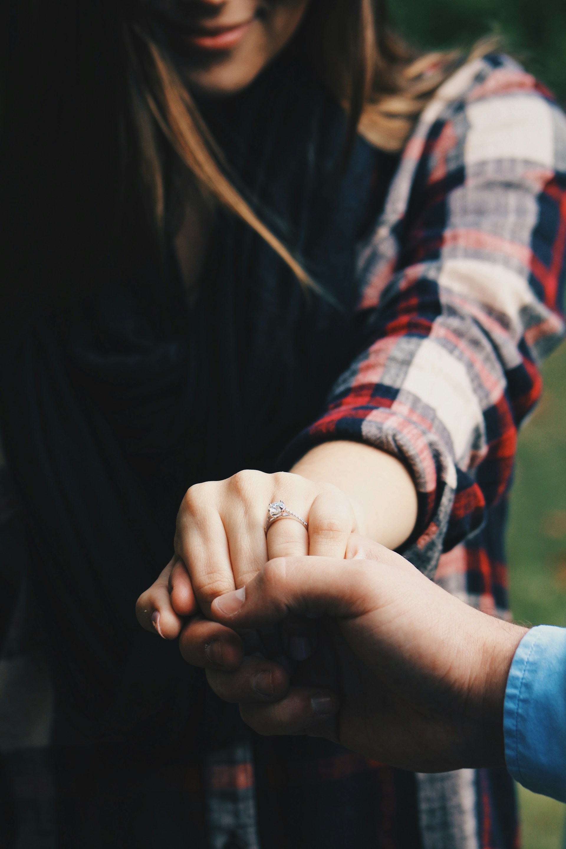 Eine Frau hält die Hand eines Mannes | Quelle: Unsplash