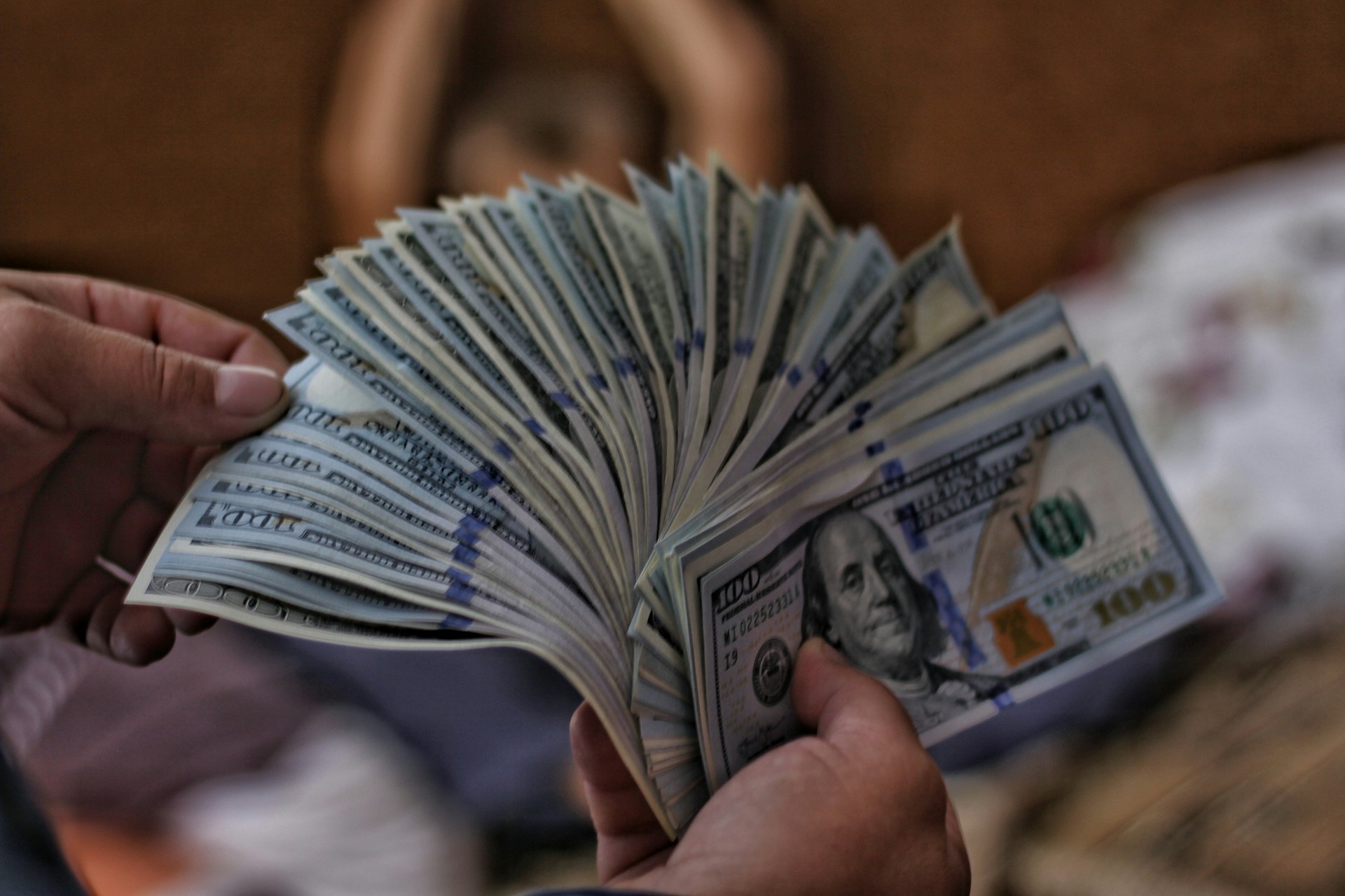 Ein Mann mit Geld in der Hand | Quelle: Unsplash