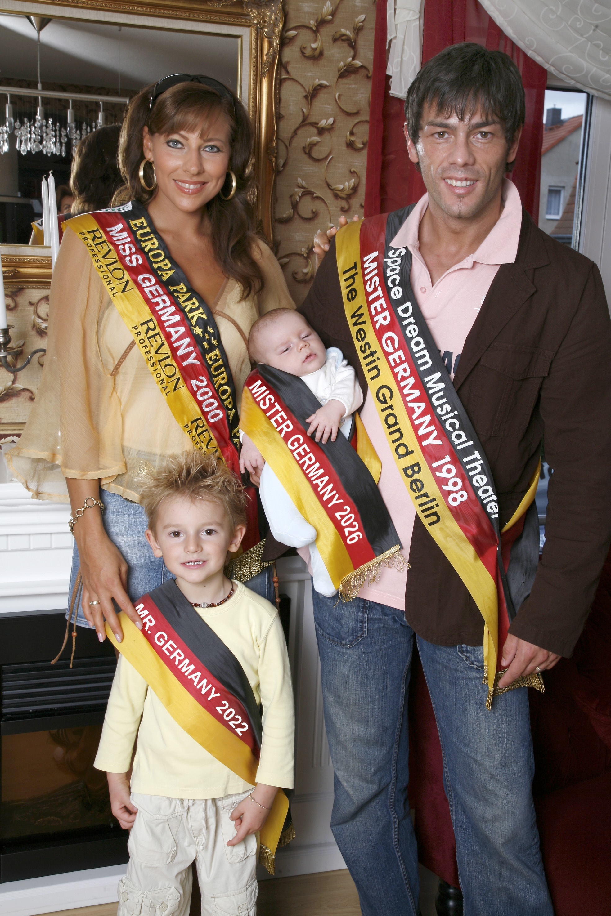 Sandra und Adrian Ursache mit ihren Söhnen, 2006 | Quelle: GettyImages