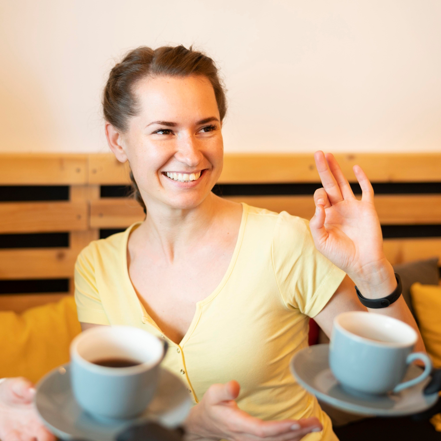Eine fröhliche Frau macht eine Handbewegung | Quelle: Freepik