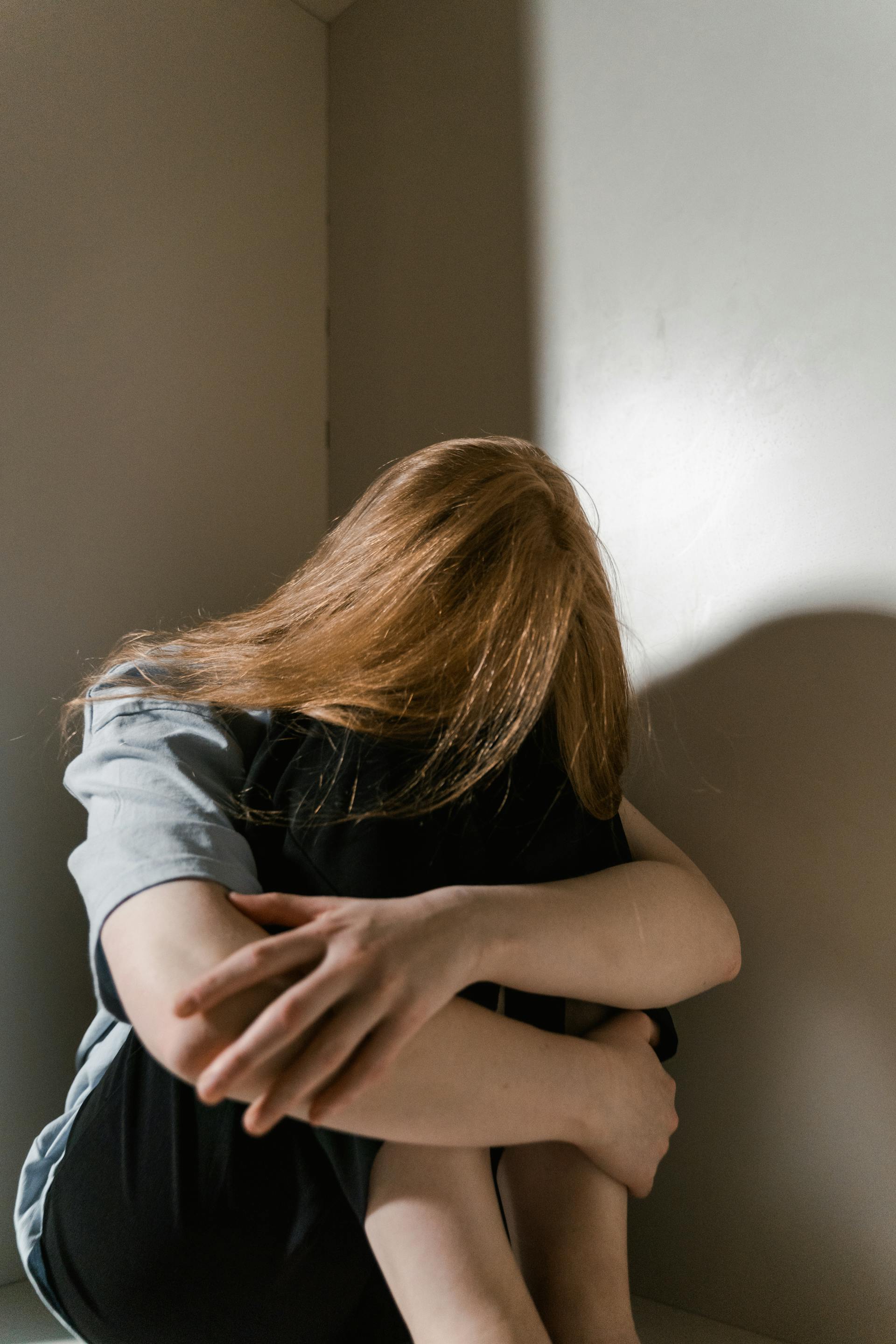 Eine einsame Frau, die alleine sitzt | Quelle: Pexels