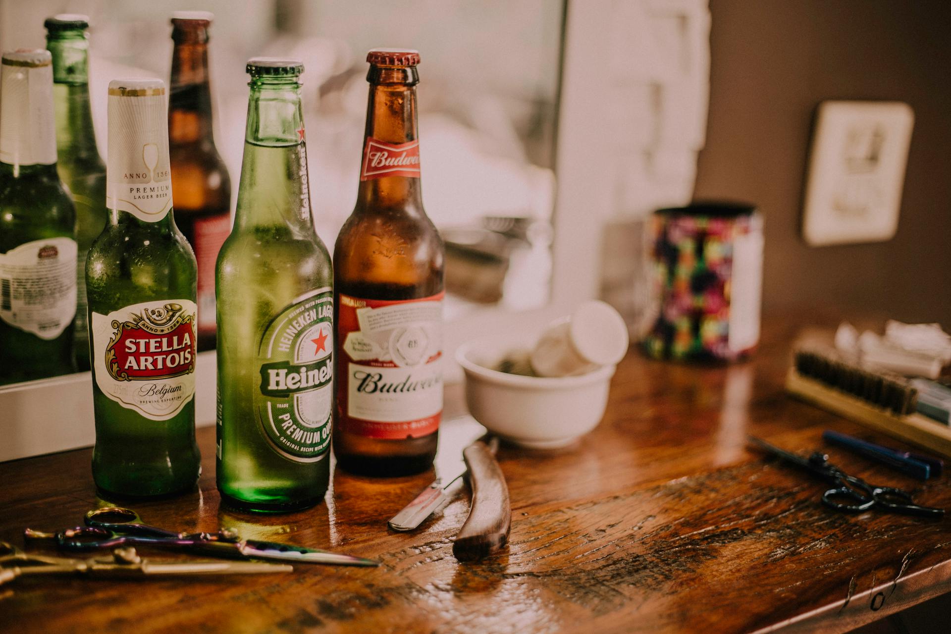 Drei Bierflaschen liegen auf einem Tisch | Quelle: Pexels
