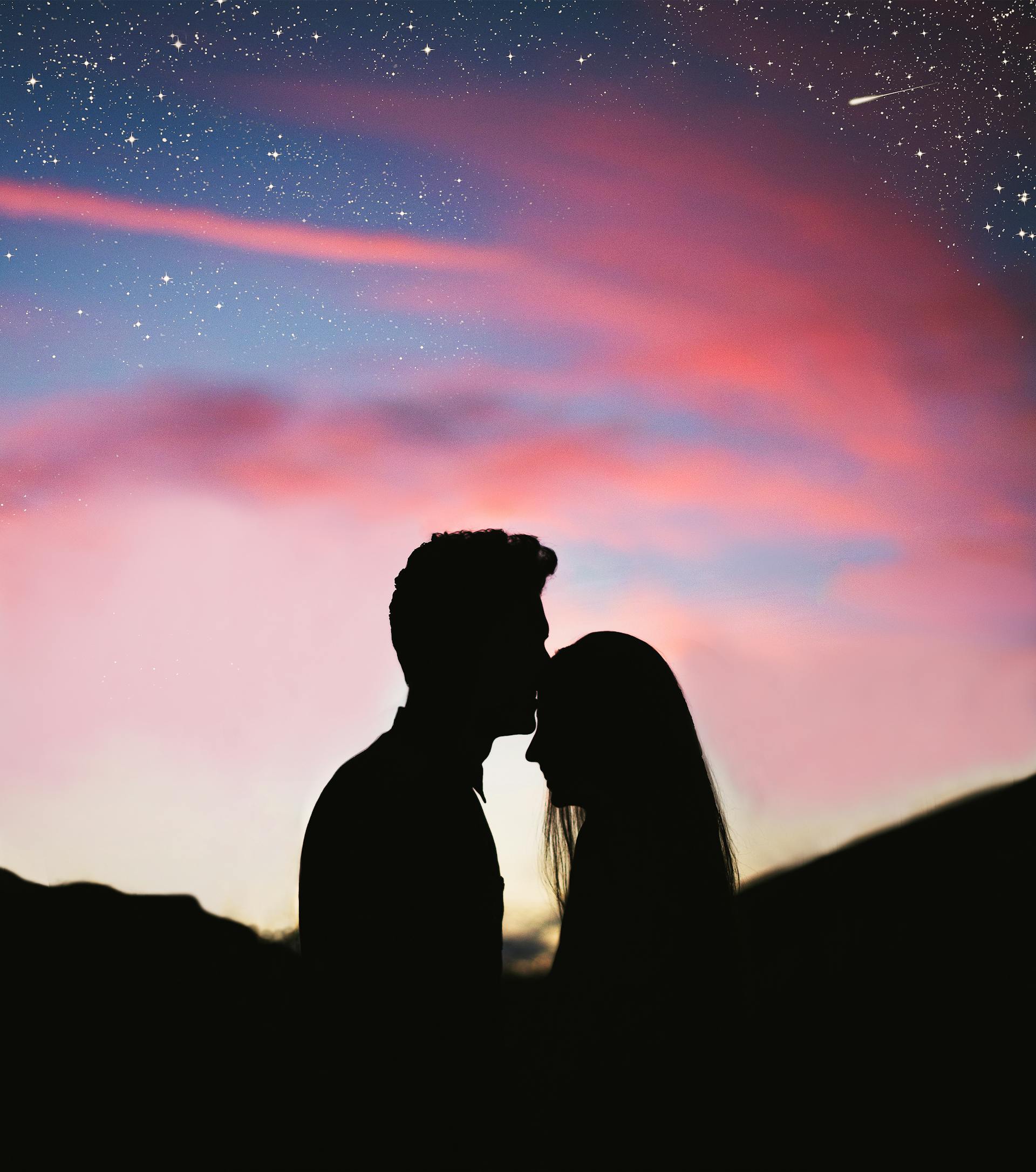 Ein Silhouettenfoto eines Mannes, der eine Frau auf die Stirn küsst | Quelle: Pexels