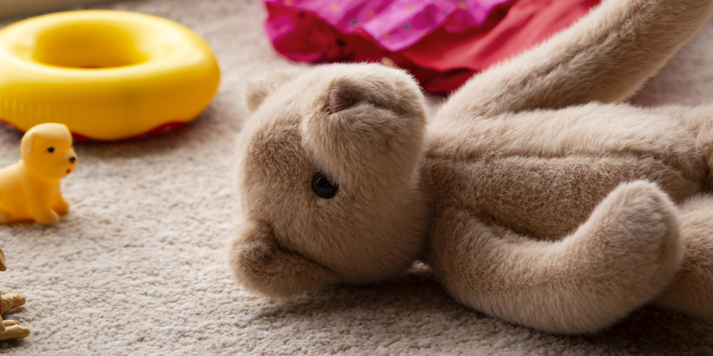 Ein Teddybär, der auf einem Teppichboden liegt | Quelle: Freepik