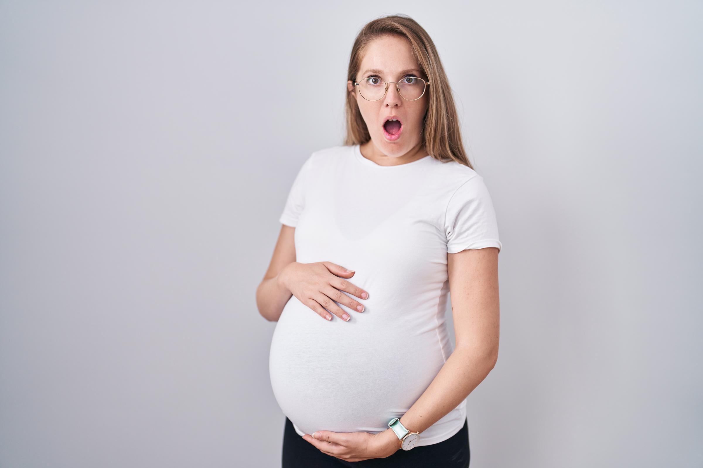 Eine schockierte schwangere Frau | Quelle: Freepik
