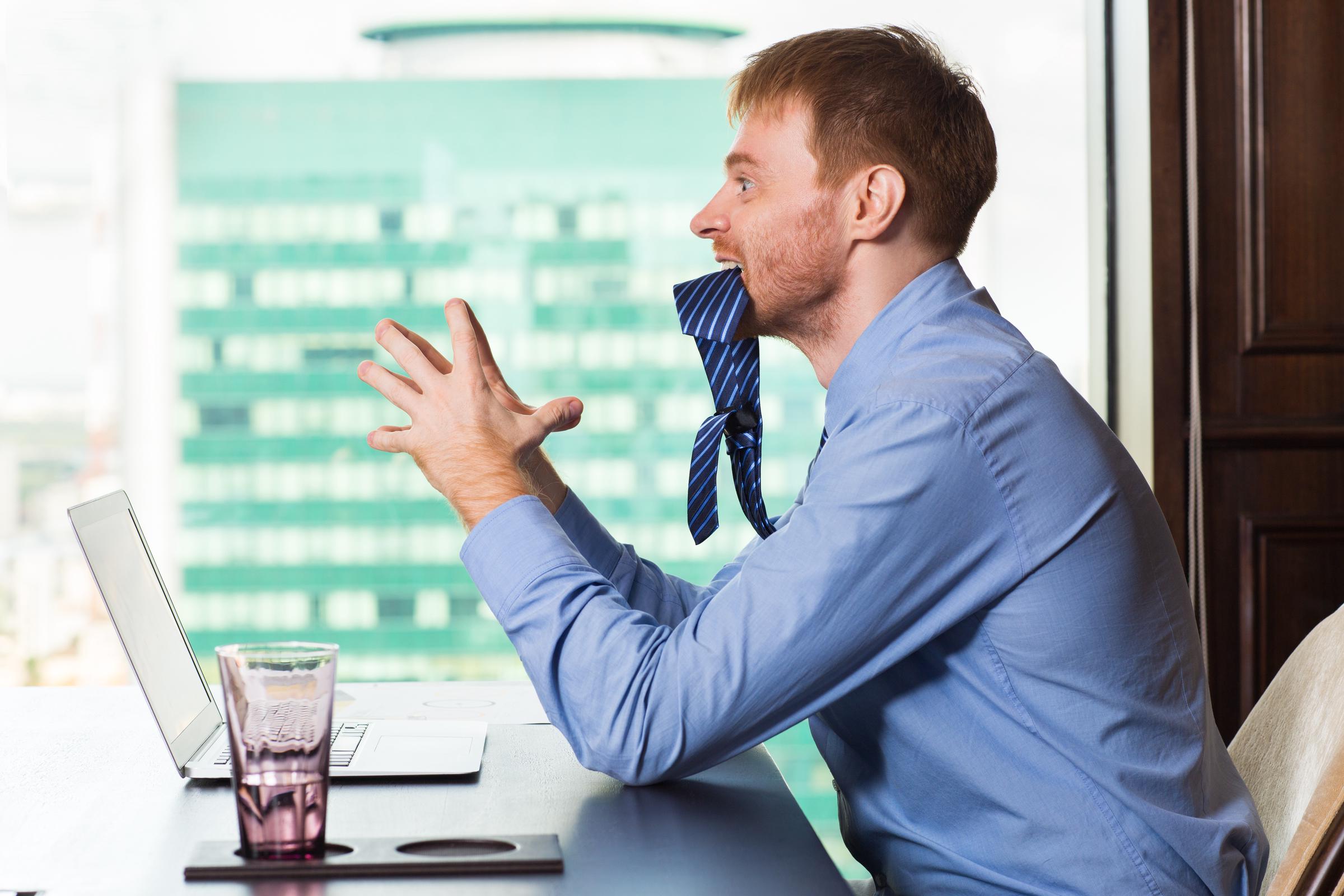 Ein gestresster Mann in seinem Büro | Quelle: Freepik