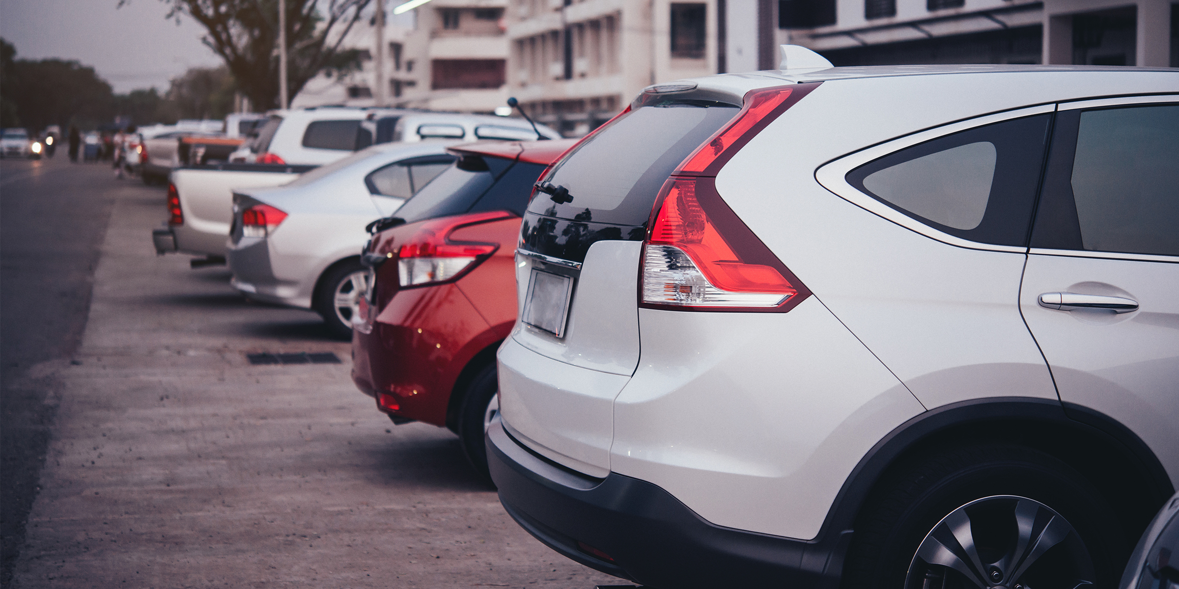 Autos auf einem Parkplatz | Quelle: Freepik