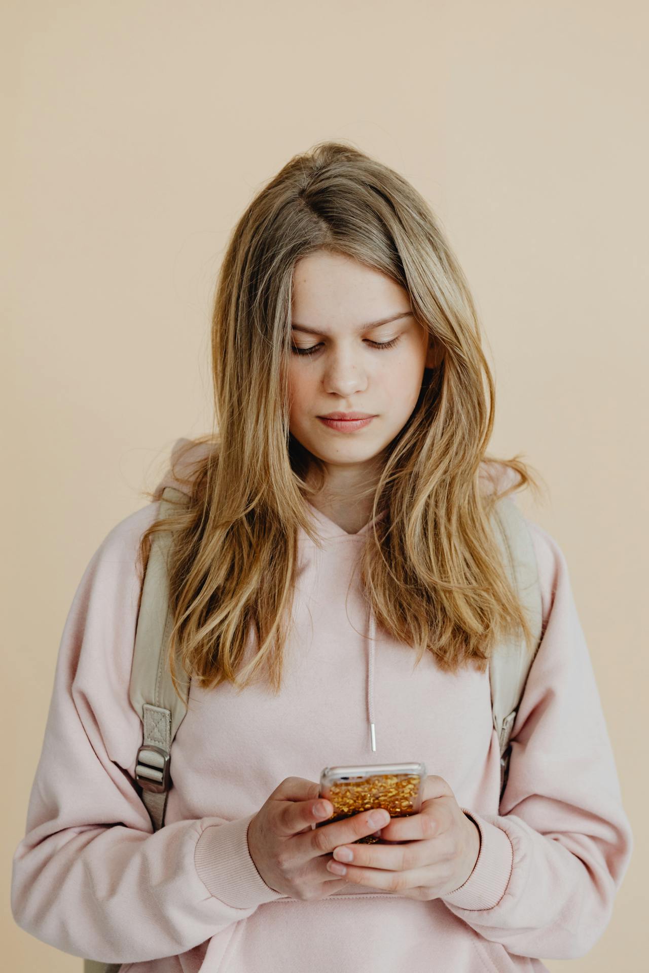 Ein Mädchen im Teenageralter hält ihr Handy in der Hand | Quelle: Pexels
