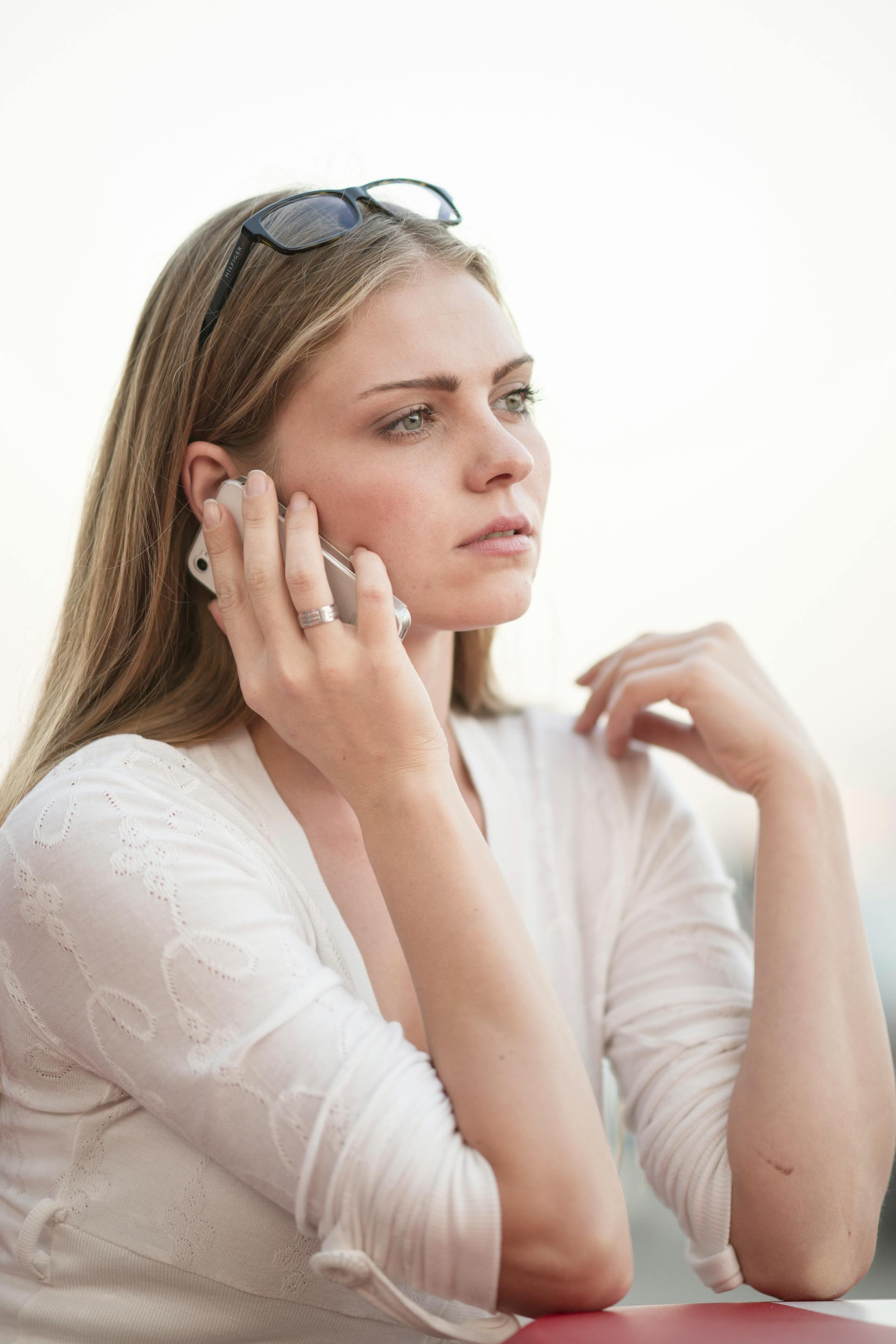 Eine angespannte Frau, die mit ihrem Handy telefoniert | Quelle: Pexels