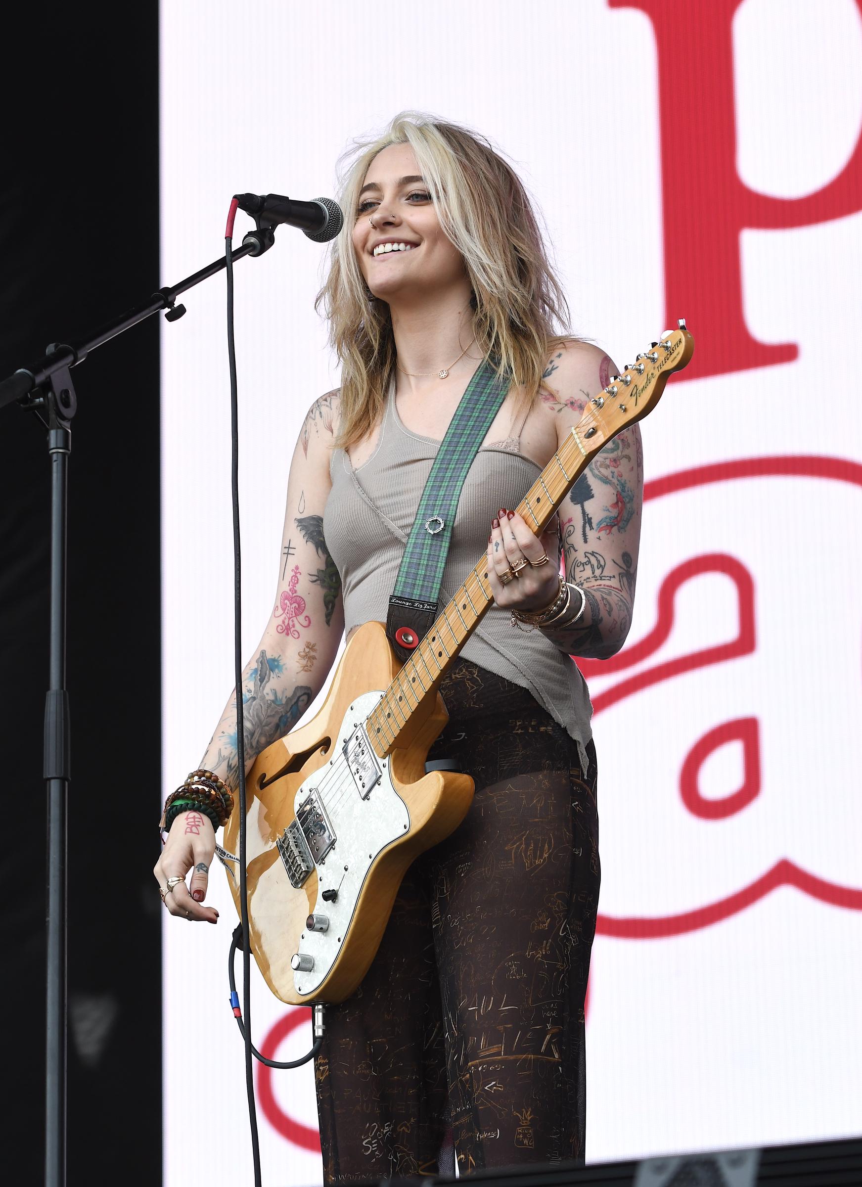 Paris Jackson steht bei einem Live-Konzert am 27. Mai 2022 in Allston, Massachusetts, auf der Bühne. | Quelle: Getty Images