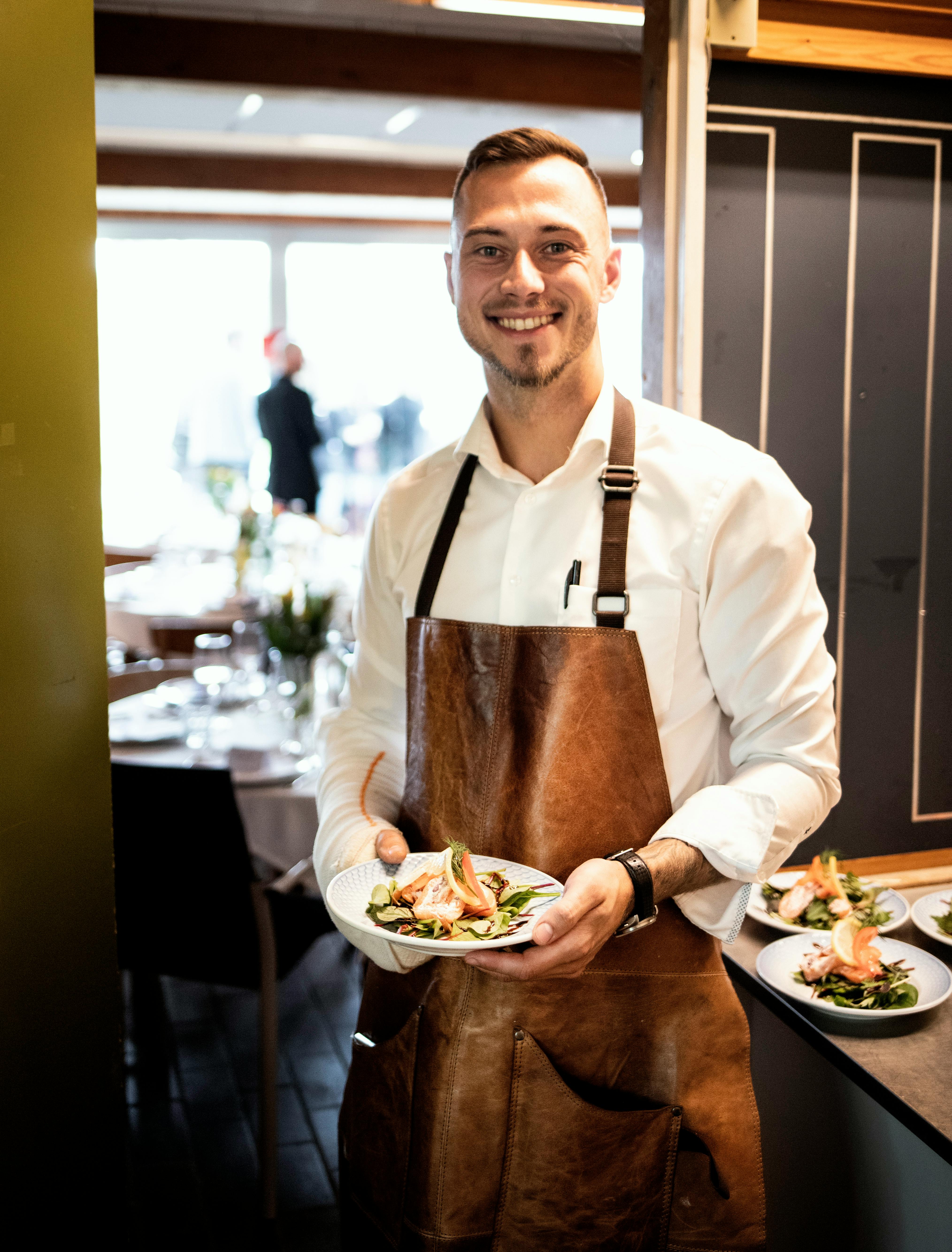 Ein Kellner in einem Restaurant | Quelle: Pexels