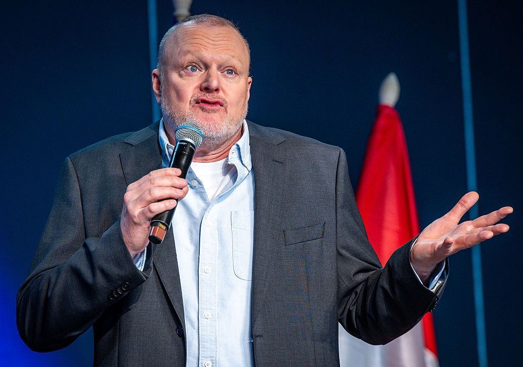 Entertainer Stefan Raab spricht auf der Bühne bei einem Empfang am Rande des Eurovision Song Contest (ESC) 2025 | Quelle: Getty Images