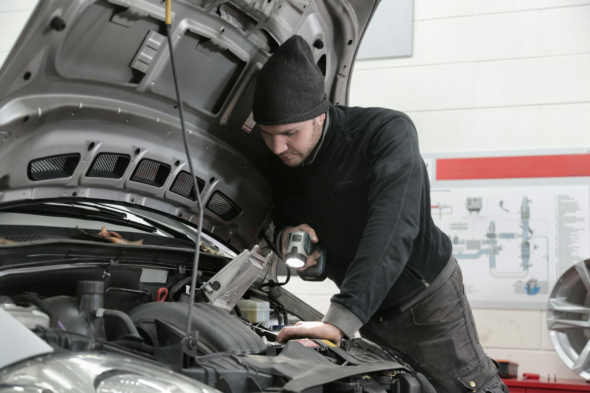Ein Mechaniker bei der Inspektion eines Autos | Quelle: Pexels