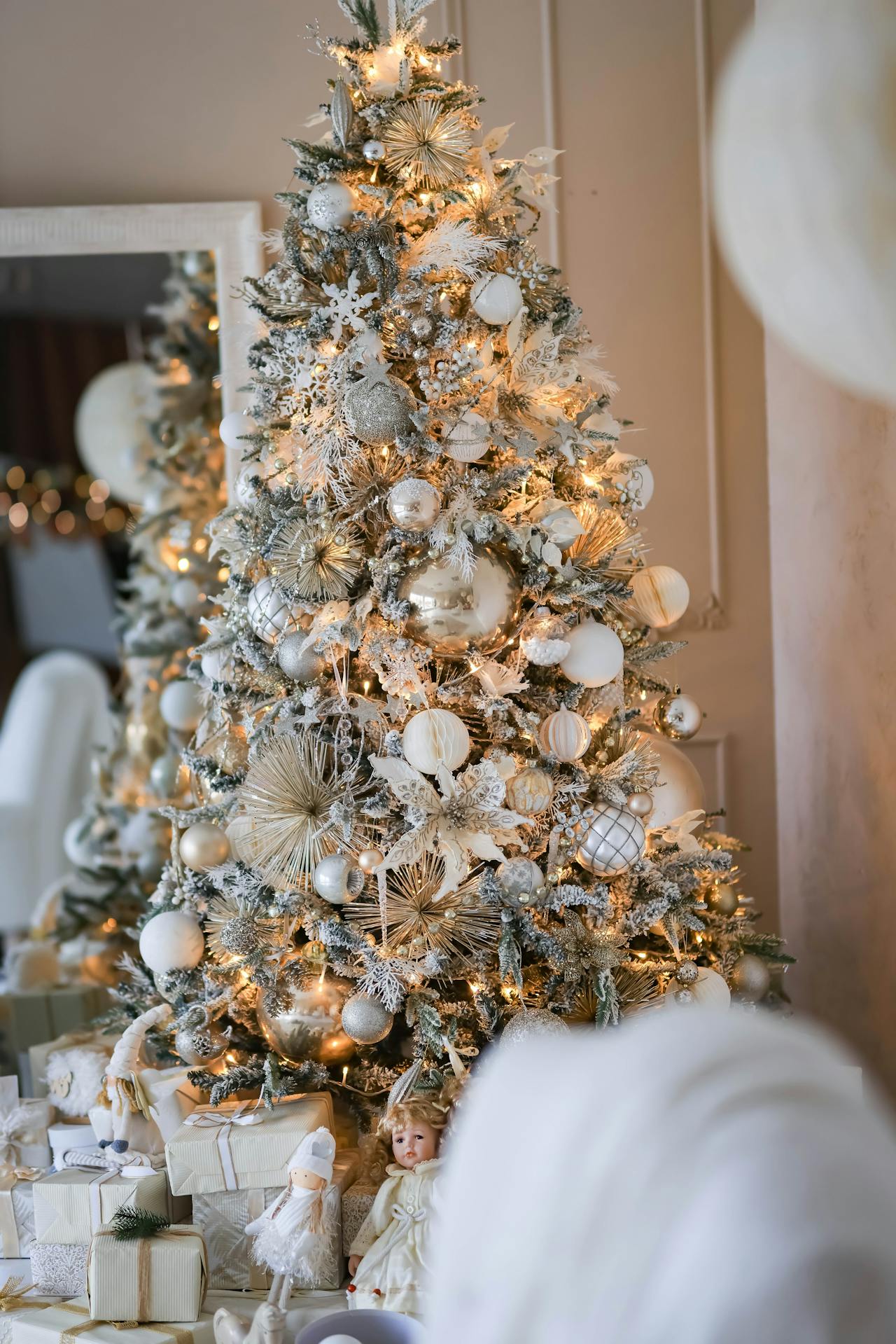 Ein Weihnachtsbaum in einem Zimmer | Quelle: Pexels