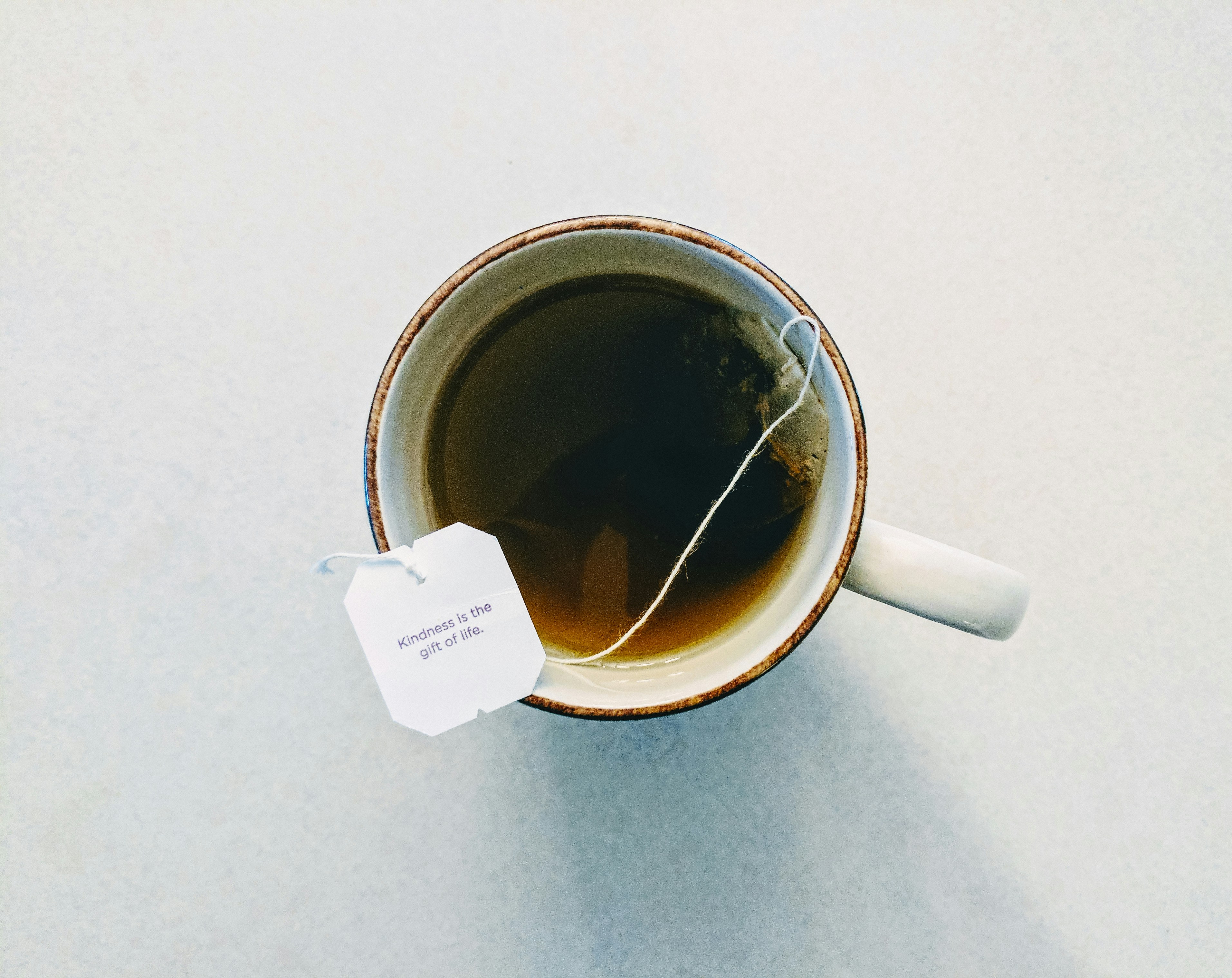 Eine Tasse Tee auf einem Tisch | Quelle: Unsplash