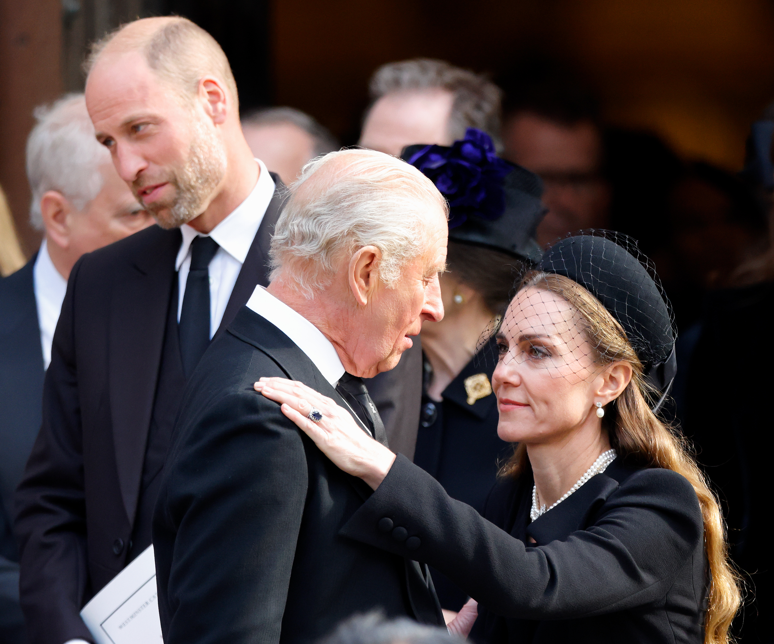 Catherine, Princess of Wales curtseys to King Charles III as they attend Katharine, Duchess of Kent's Requiem Mass service at Westminster Cathedral on September 16, 2025 in London, England. | Source: Getty Images Catherine, Prinzessin von Wales, knickst vor König Charles III., als sie an der Requiem-Messe für Katharine, Herzogin von Kent, in der Westminster Cathedral am 16. September 2025 in London, England, teilnehmen. | Quelle: Getty Images