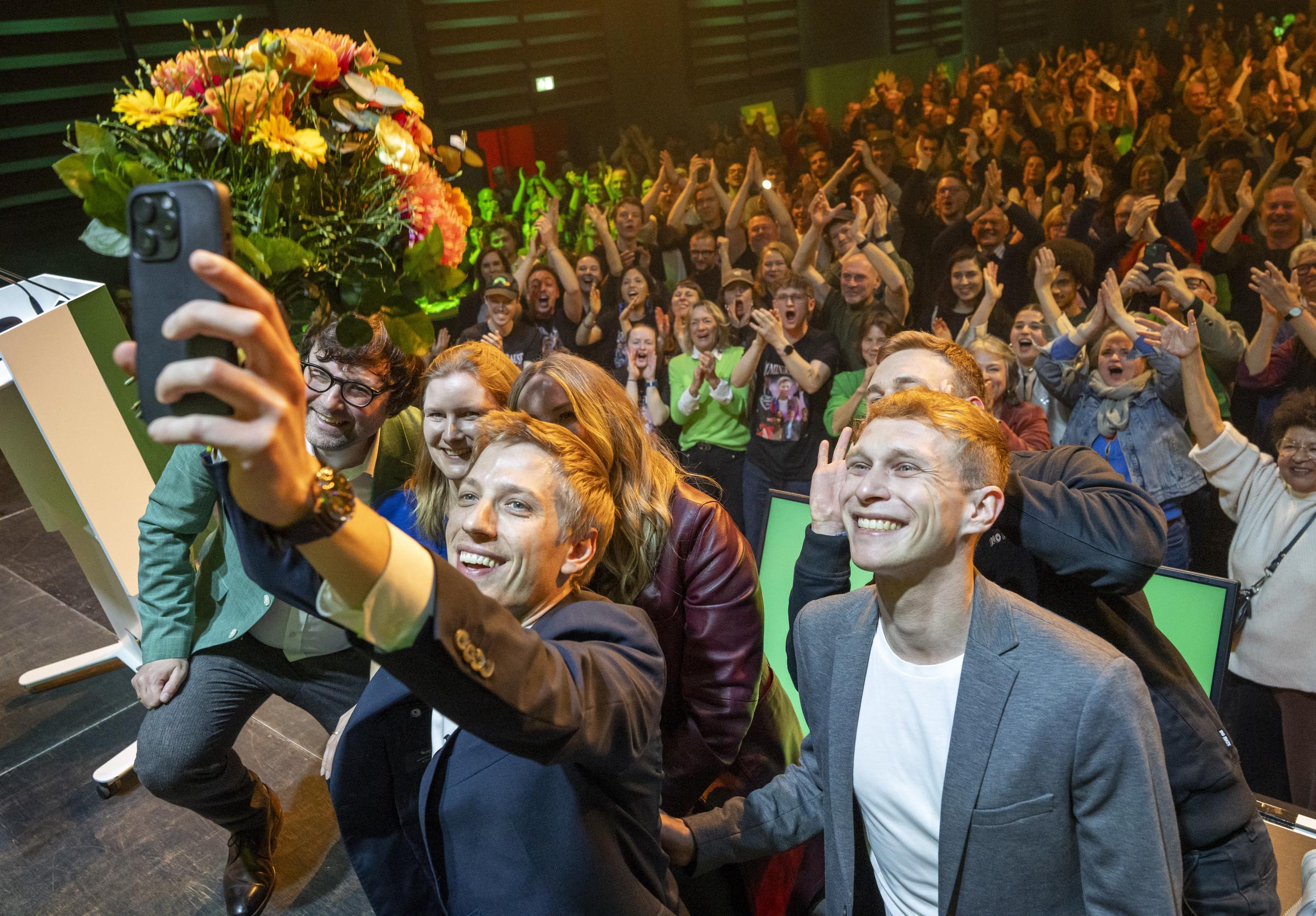 Dominik Krause (li.) und sein Verlobter Sebastian Müller am 22. März 2026 in München | Quelle: Getty Images