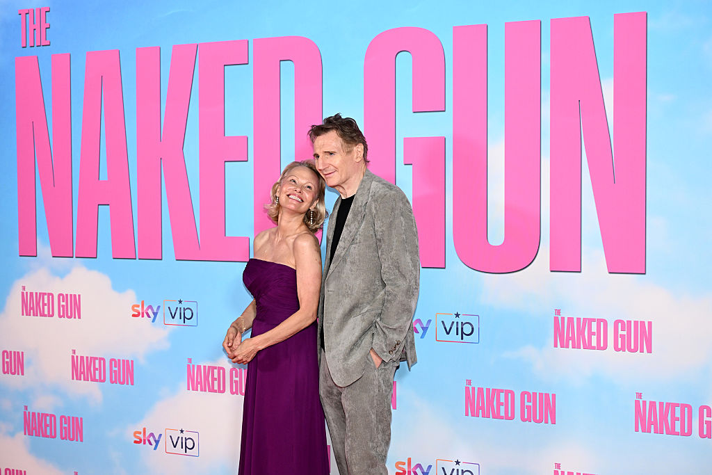 Pamela Anderson und Liam Neeson besuchen die britische Premiere von „Die nackte Kanone“ im Cineworld Leicester Square am 22. Juli 2025 in London. | Quelle: Getty Images