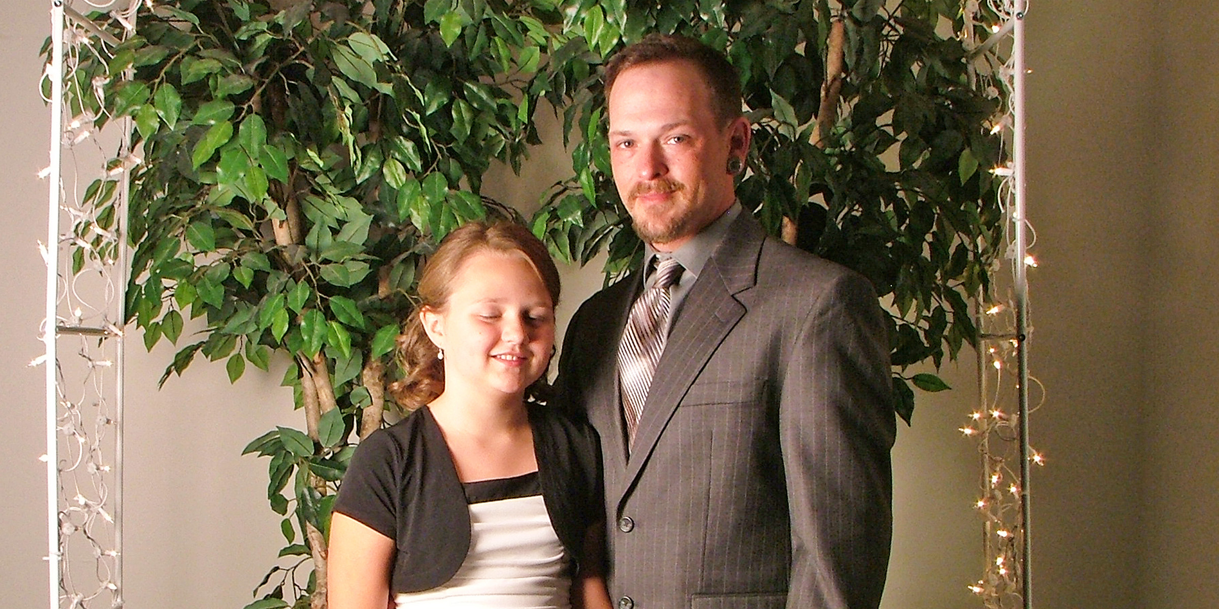 Ein Mann mit einem jungen Mädchen | Quelle: Flickr