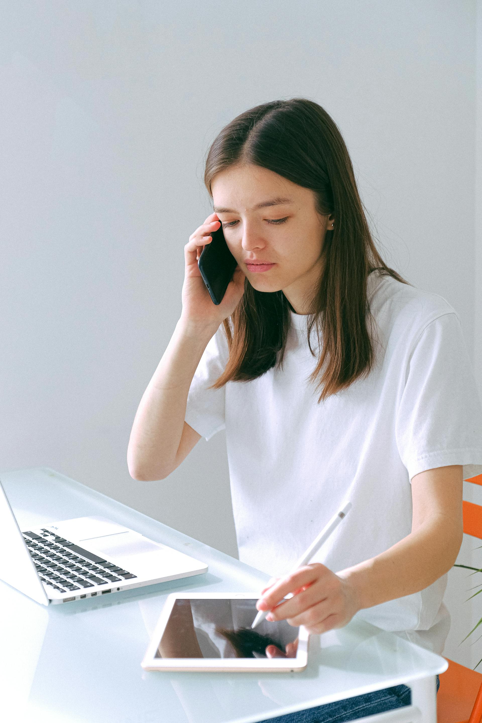 Eine junge Frau runzelt die Stirn während eines Telefonats | Quelle: Pexels