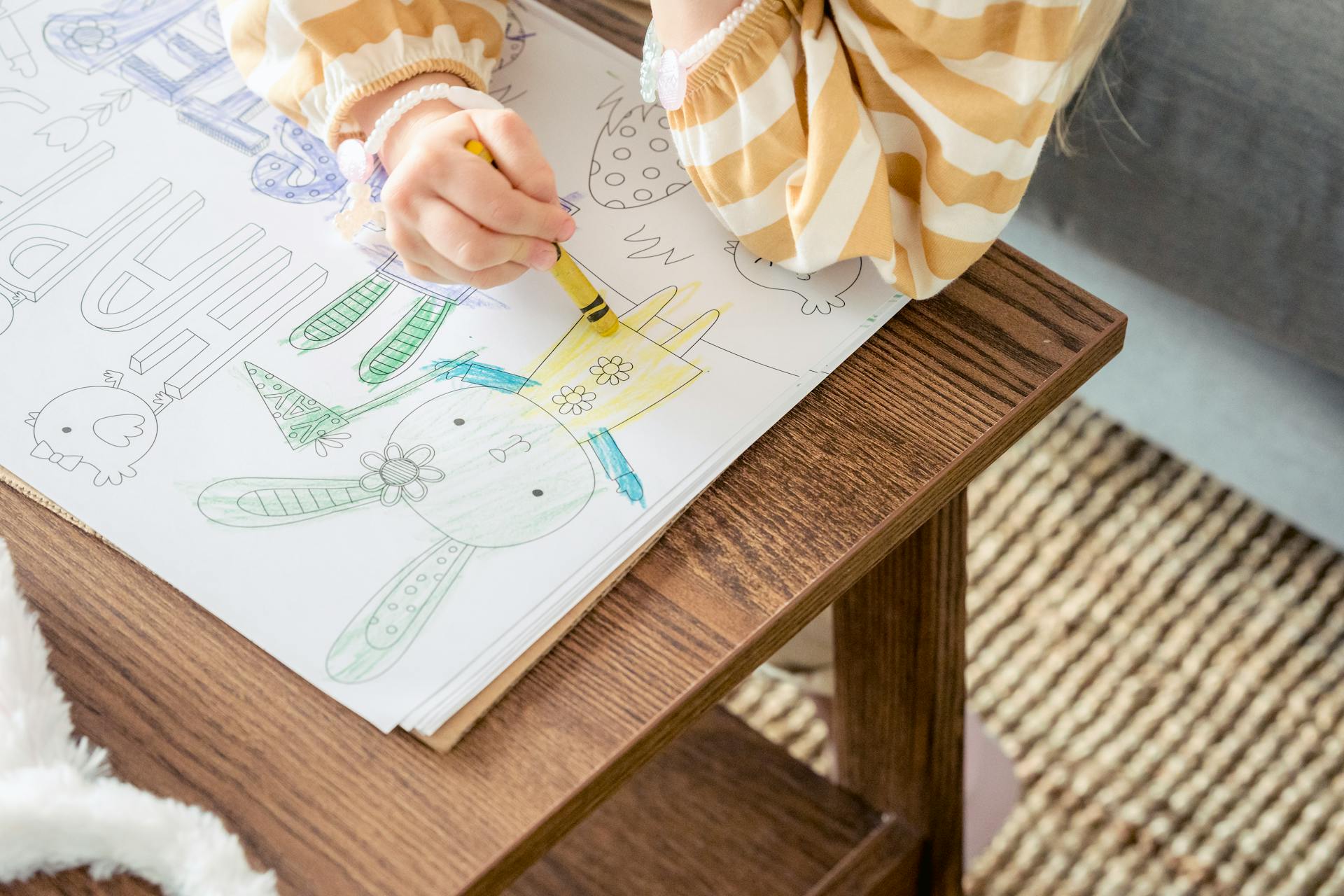 Eine Nahaufnahme eines kleinen Mädchens beim Ausmalen | Quelle: Pexels