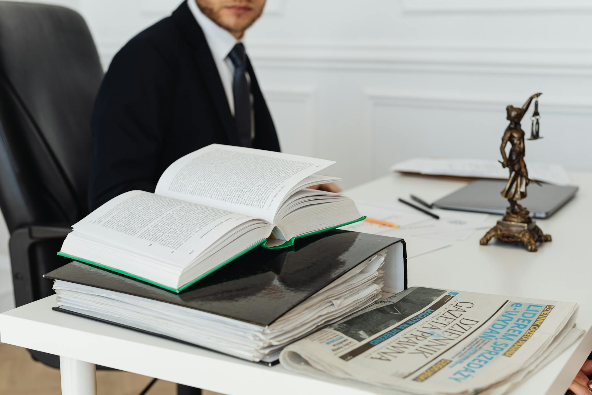 Ein Anwalt in seinem Büro | Quelle: Pexels
