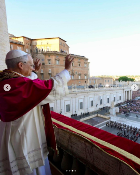 Papst Leo begrüßt die versammelten Schaulustigen bei der Erteilung des Segens Urbi et Orbi, aufgenommen am 8. Mai 2025. | Quelle: Instagram/vaticannews