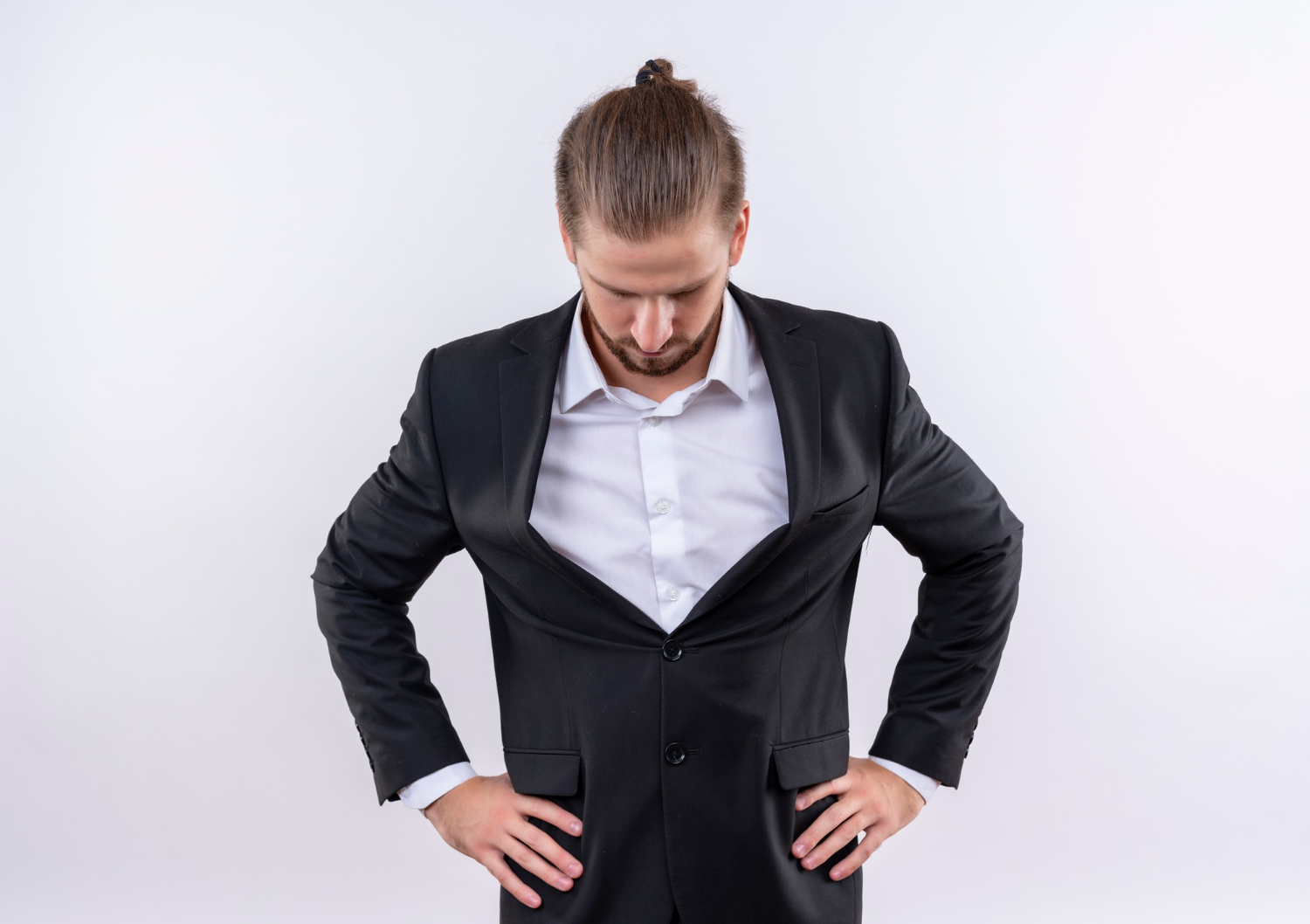 Ein genervter Mann in einem eleganten Anzug | Quelle: Freepik