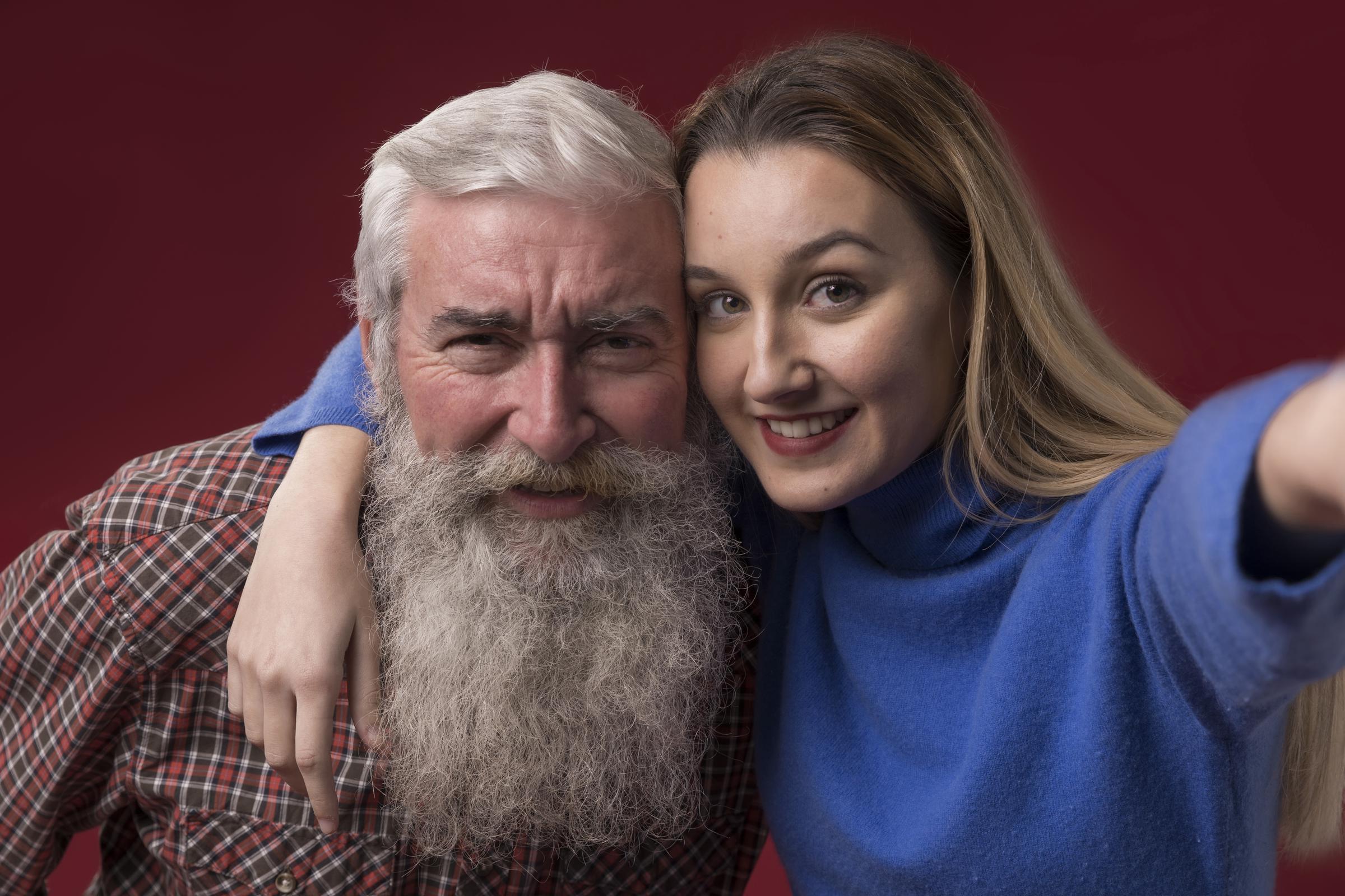 Eine glückliche Enkelin mit ihrem Großvater | Quelle: Freepik