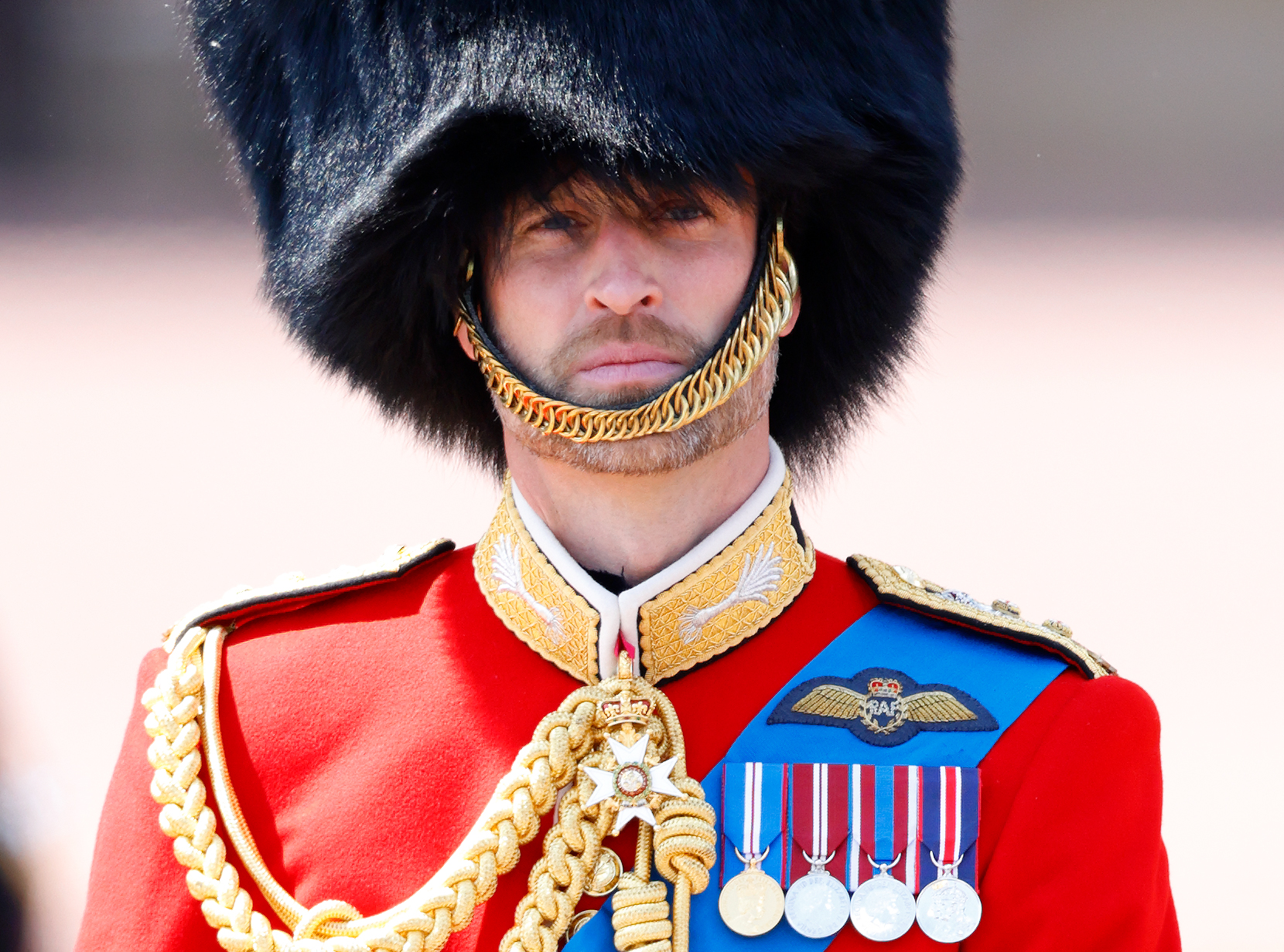 Prinz William schaut während des Trooping the Colour am 14. Juni 2025 in London, England, auf einem Pferd vor dem Buckingham Palace zu | Quelle: Getty Images