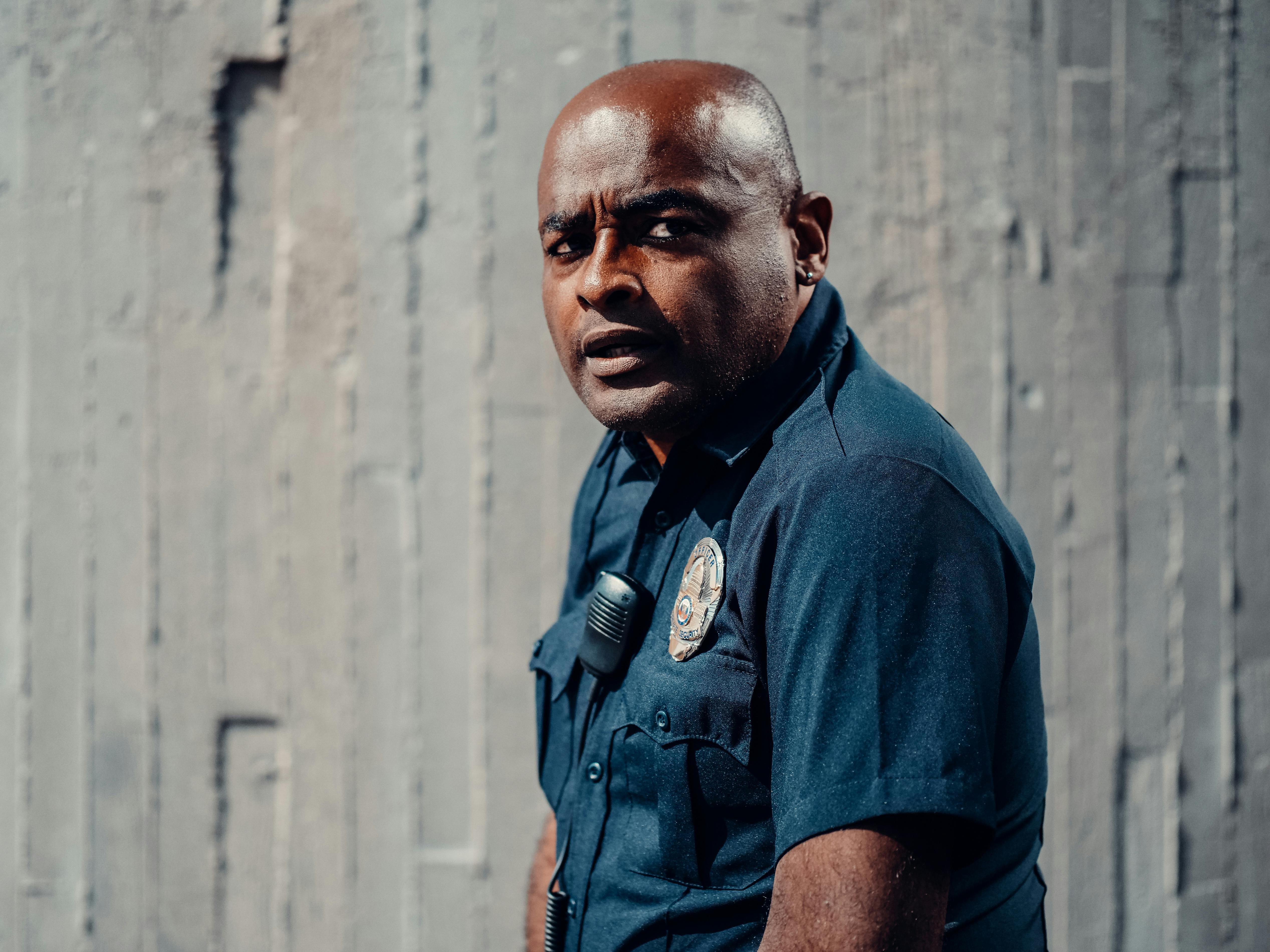 Ein ernster Polizist | Quelle: Pexels