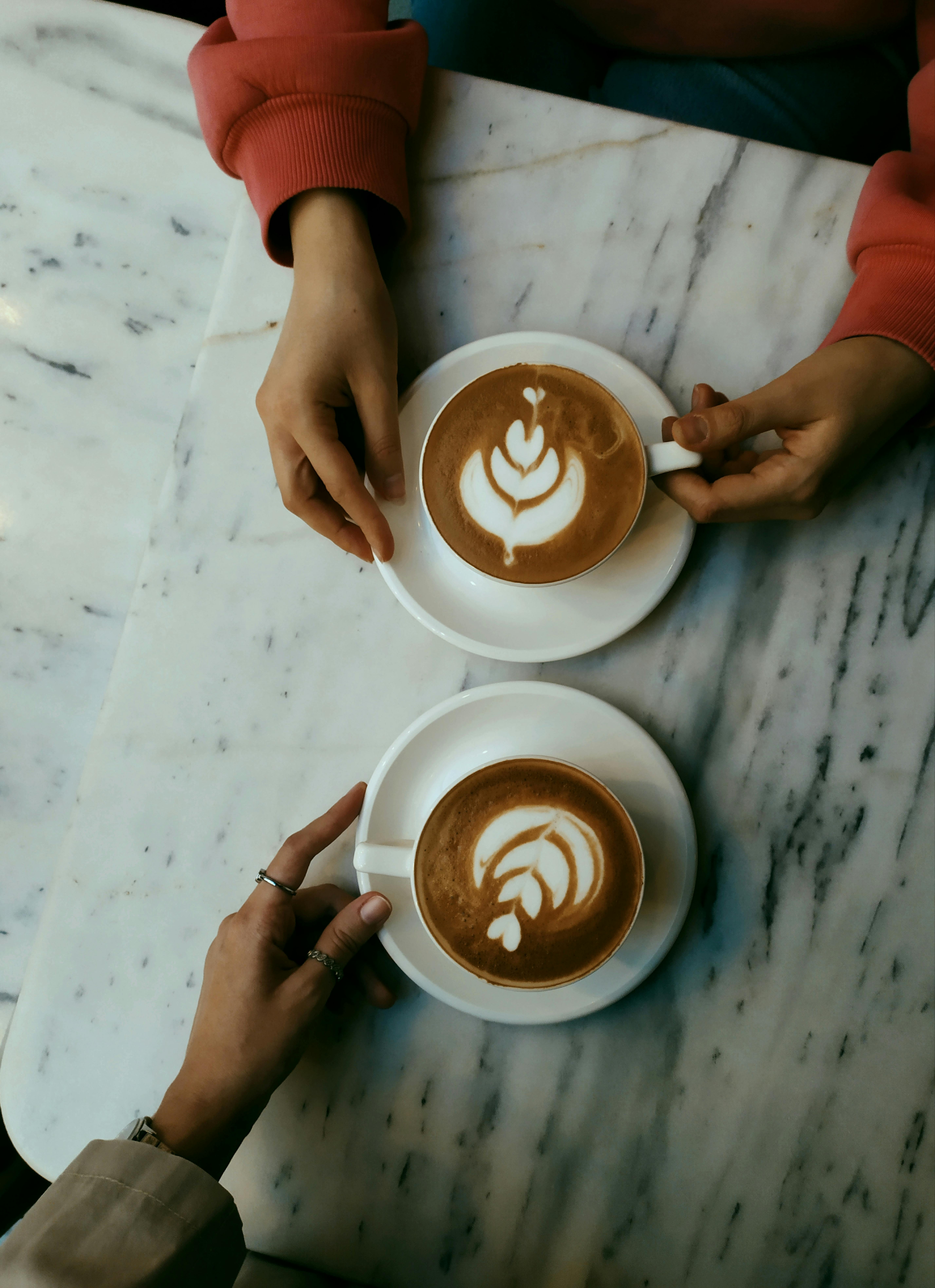 Zwei Frauen beim Kaffee trinken | Quelle: Pexels